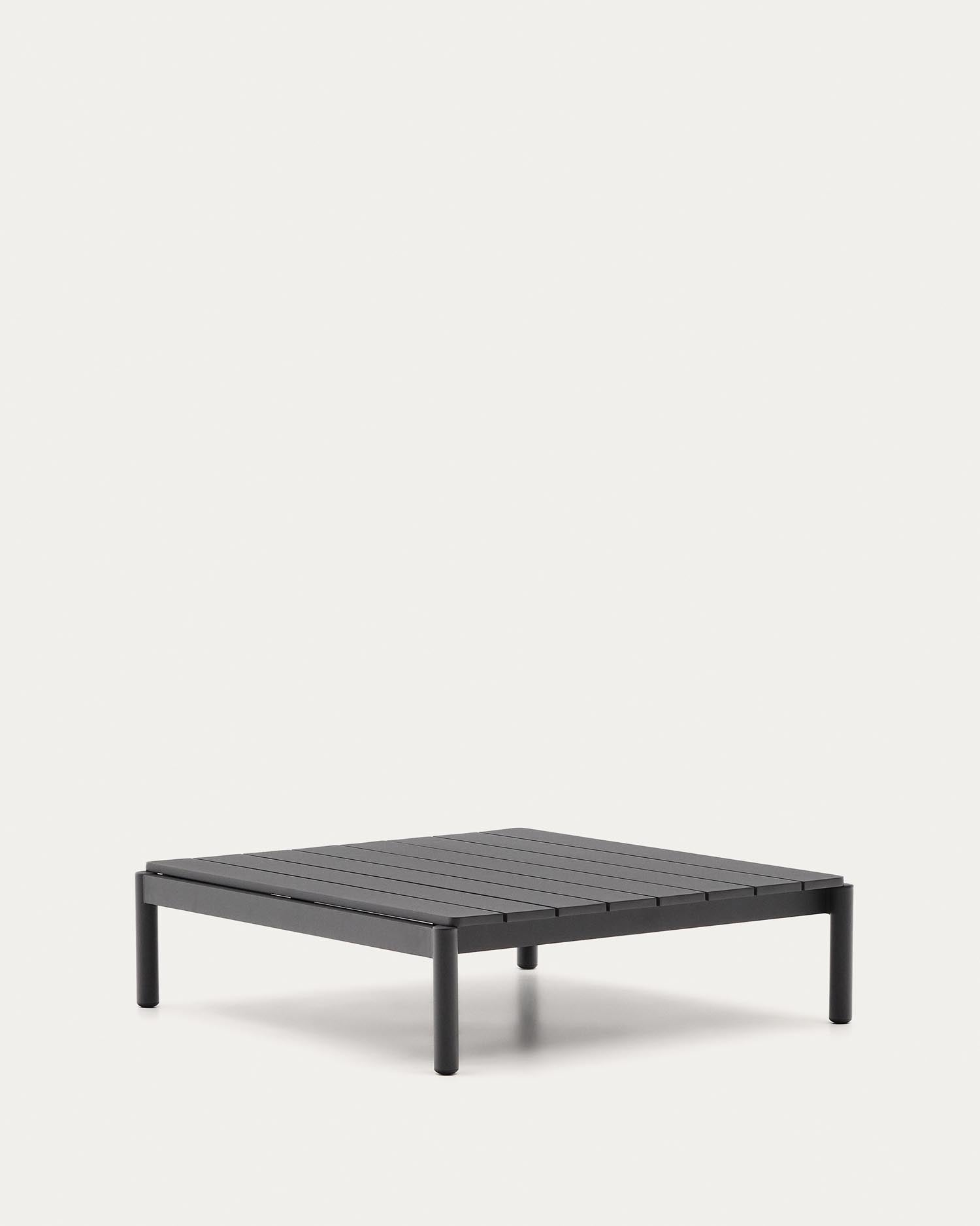 Gestalten Sie Ihren Außenbereich mit dem modernen Couchtisch Sorells aus robustem grauem Aluminium (89 x 91 cm) von Kave Home.