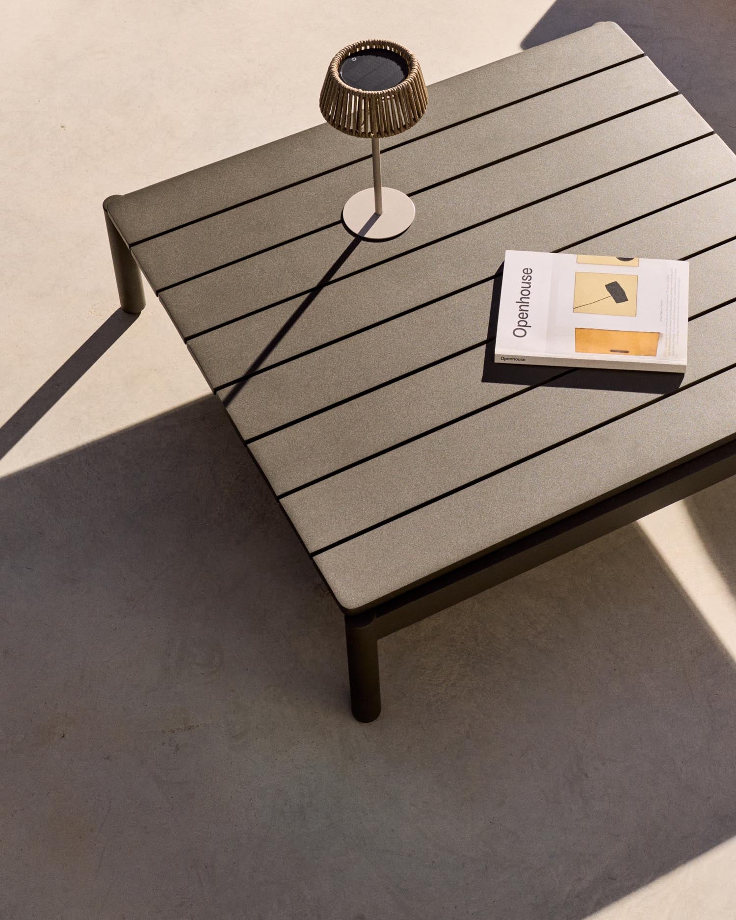 Entdecken Sie den stilvollen Couchtisch Sorells aus grünem Aluminium (89 x 91 cm) von Kave Home – ideal für Ihren modernen Außenbereich.