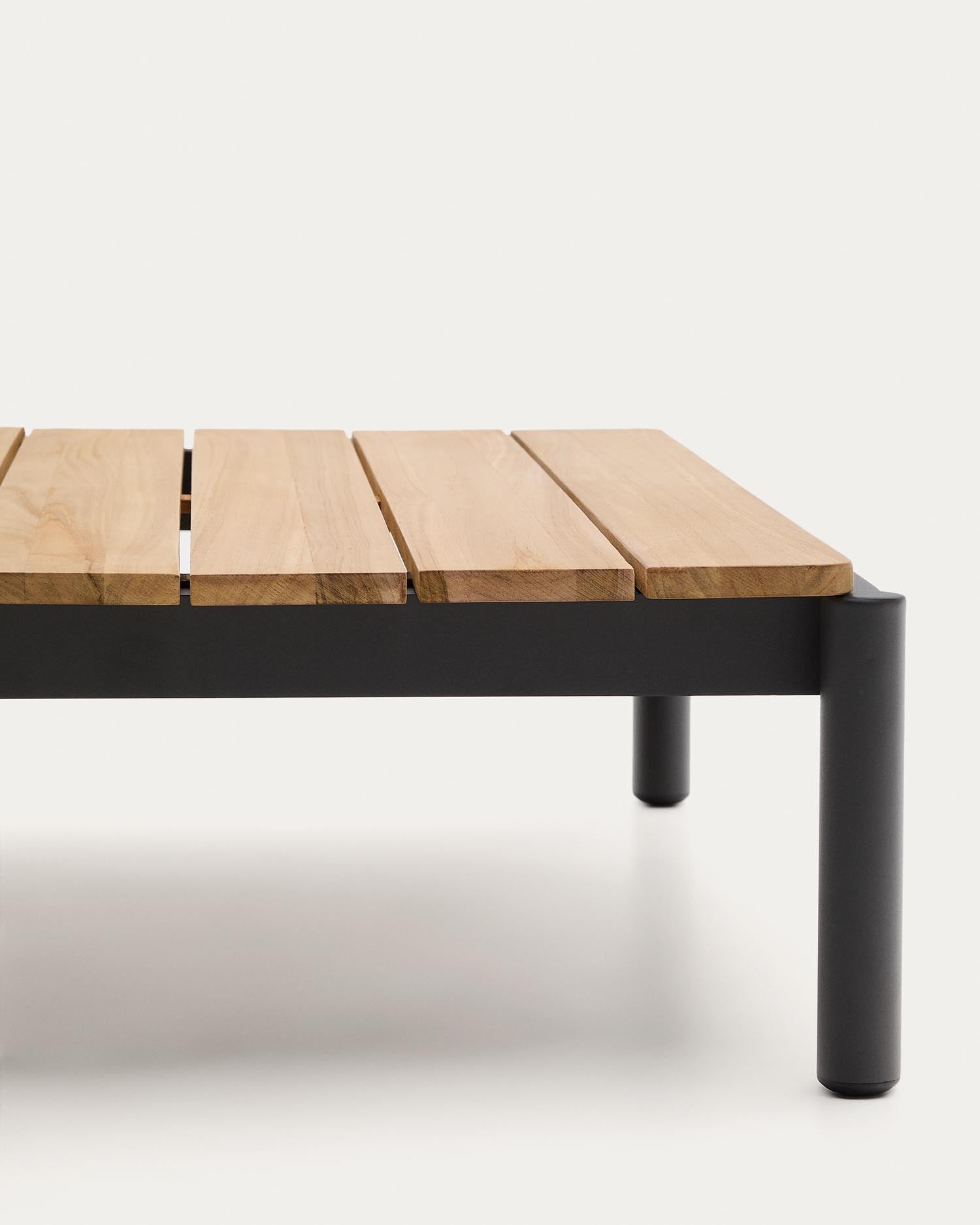 Gestalten Sie Ihre Terrasse mit dem eleganten Couchtisch Sorells aus grauem Aluminium und langlebigem Teakholz. Perfekt für jeden Outdoor-Stil!