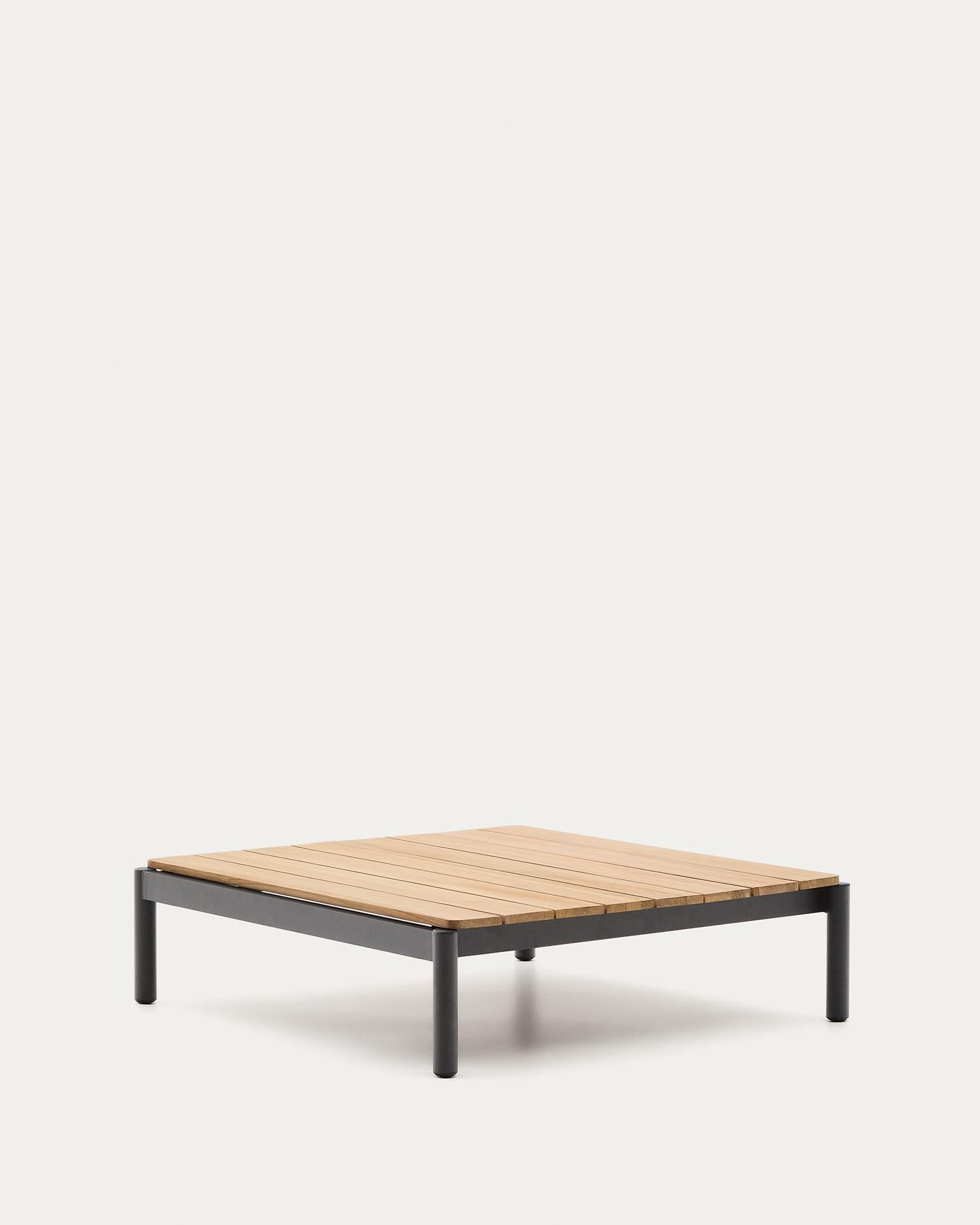 Gestalten Sie Ihren Außenbereich mit dem eleganten Couchtisch Sorells aus grauem Aluminium und Teakholz. Langlebig, modern und perfekt kombinierbar!