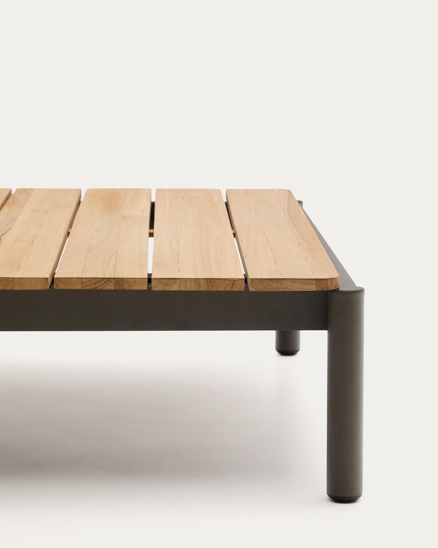 Erleben Sie den Couchtisch Sorells: Robustes Teakholz trifft auf elegantes Aluminium für ein modernes Outdoor-Design, das begeistert!