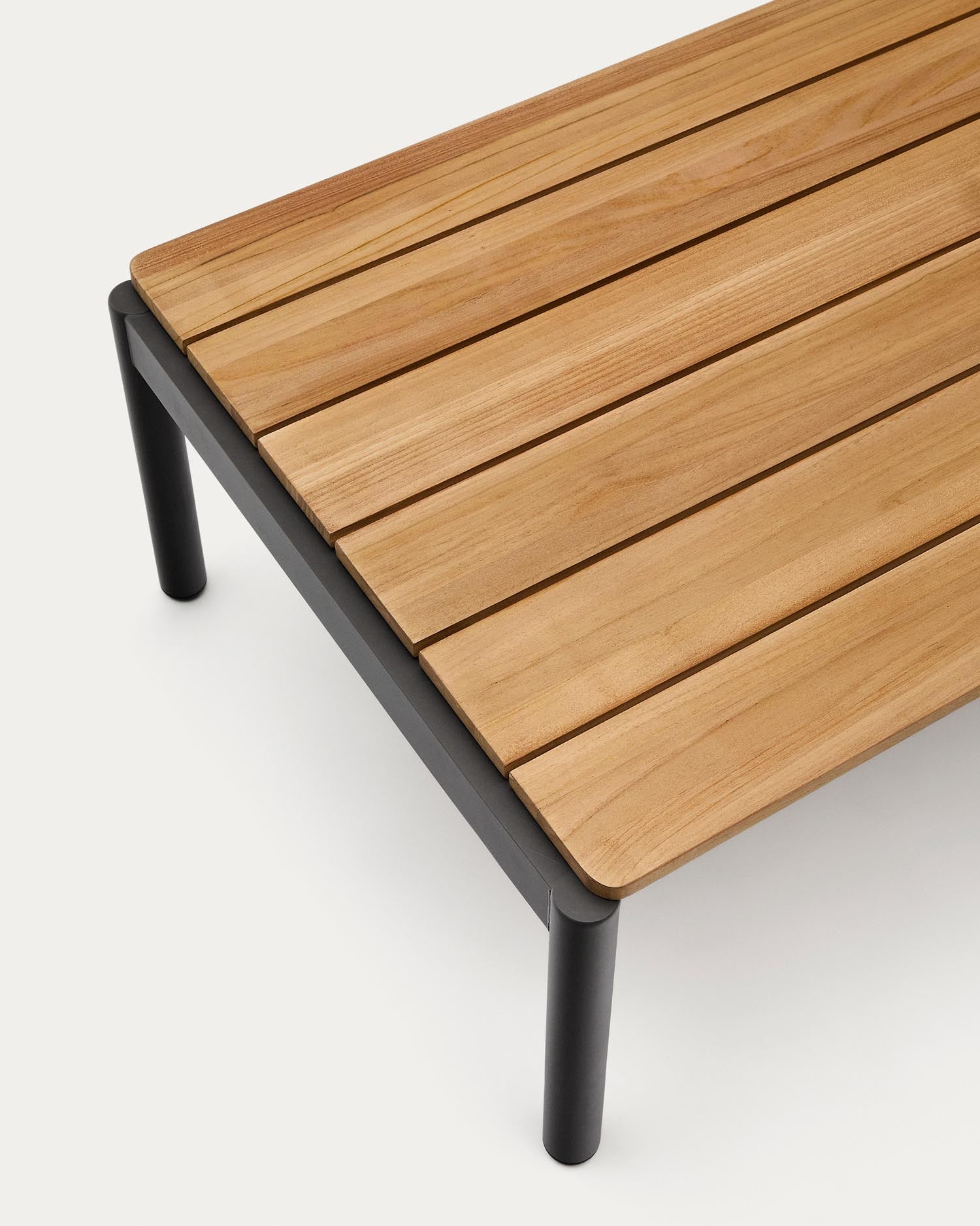 Verleihen Sie Ihrem Außenbereich mit dem Couchtisch Sorells aus grauem Aluminium und edlem Teakholz einen modernen Akzent. Ideal für Garten und Terrasse.