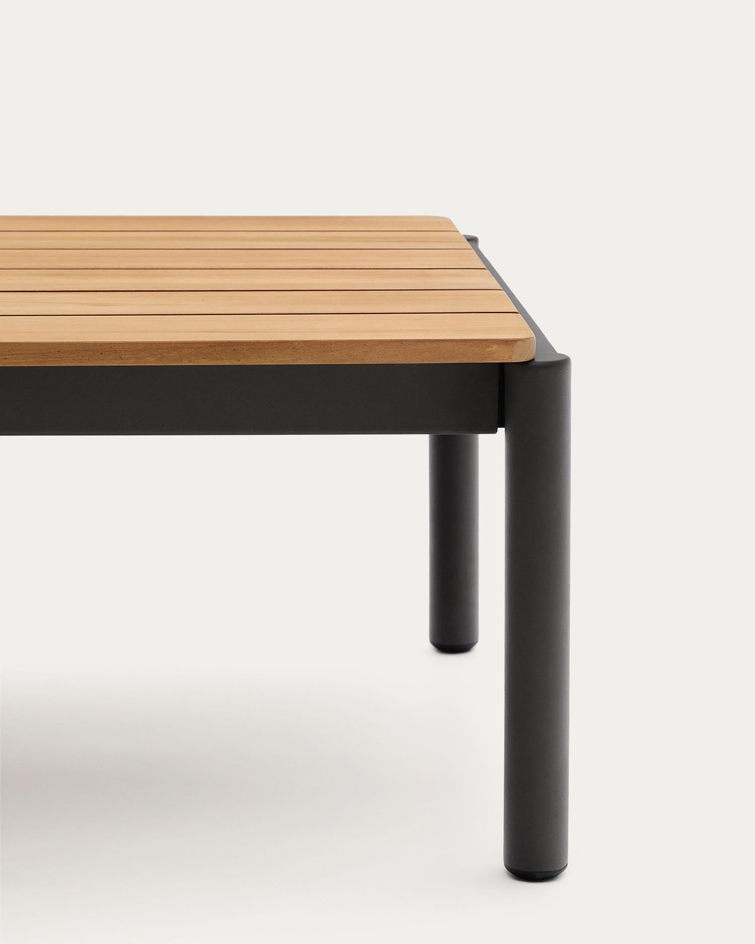 Gestalten Sie Ihre Terrasse stilvoll mit dem Couchtisch Sorells aus robustem Aluminium und elegantem Teakholz. Perfekt für jeden Außenbereich!