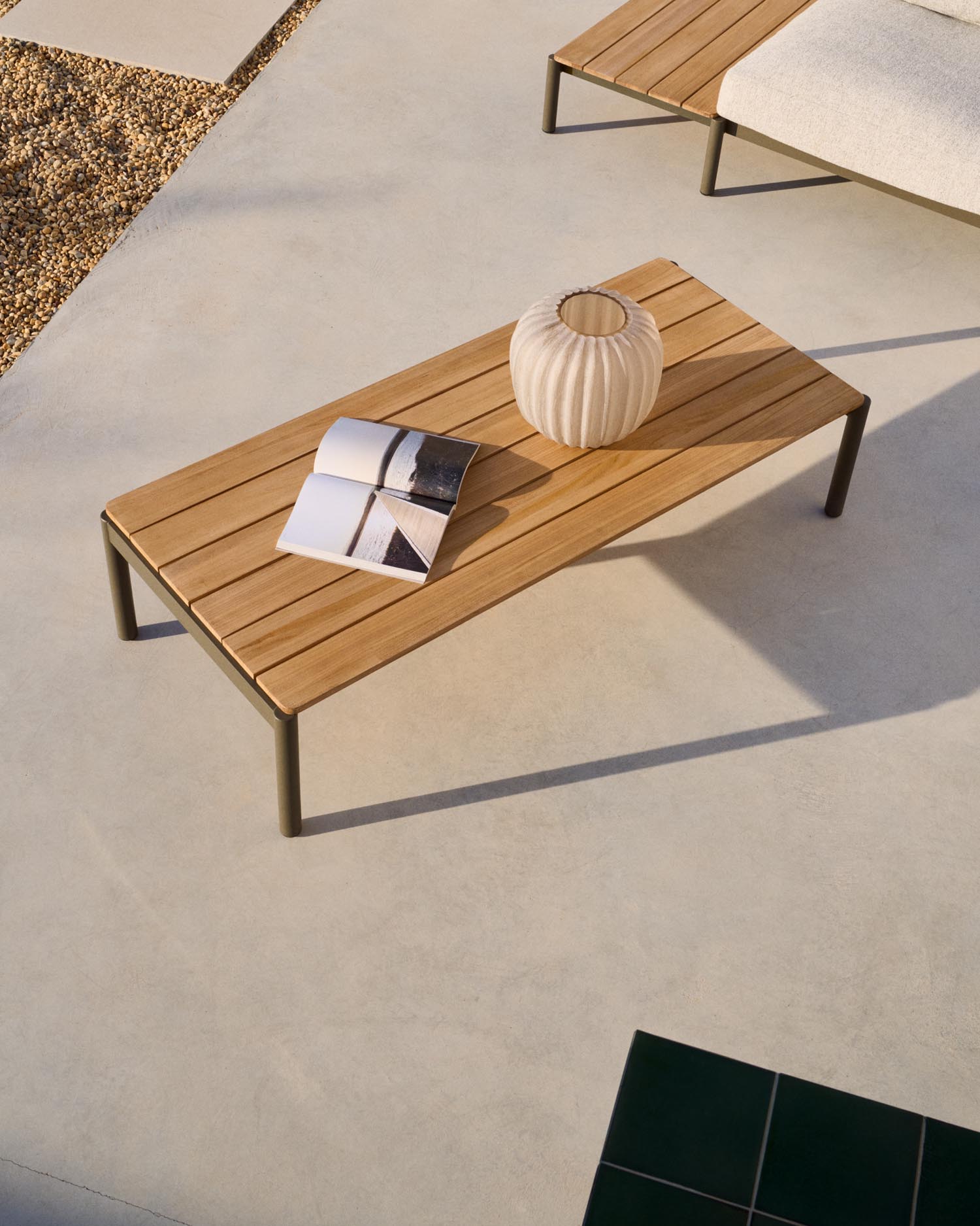 Entdecken Sie den stilvollen Couchtisch Sorells aus grünem Aluminium und FSC-zertifiziertem Teakholz – ideal für Ihre Outdoor-Oase!
