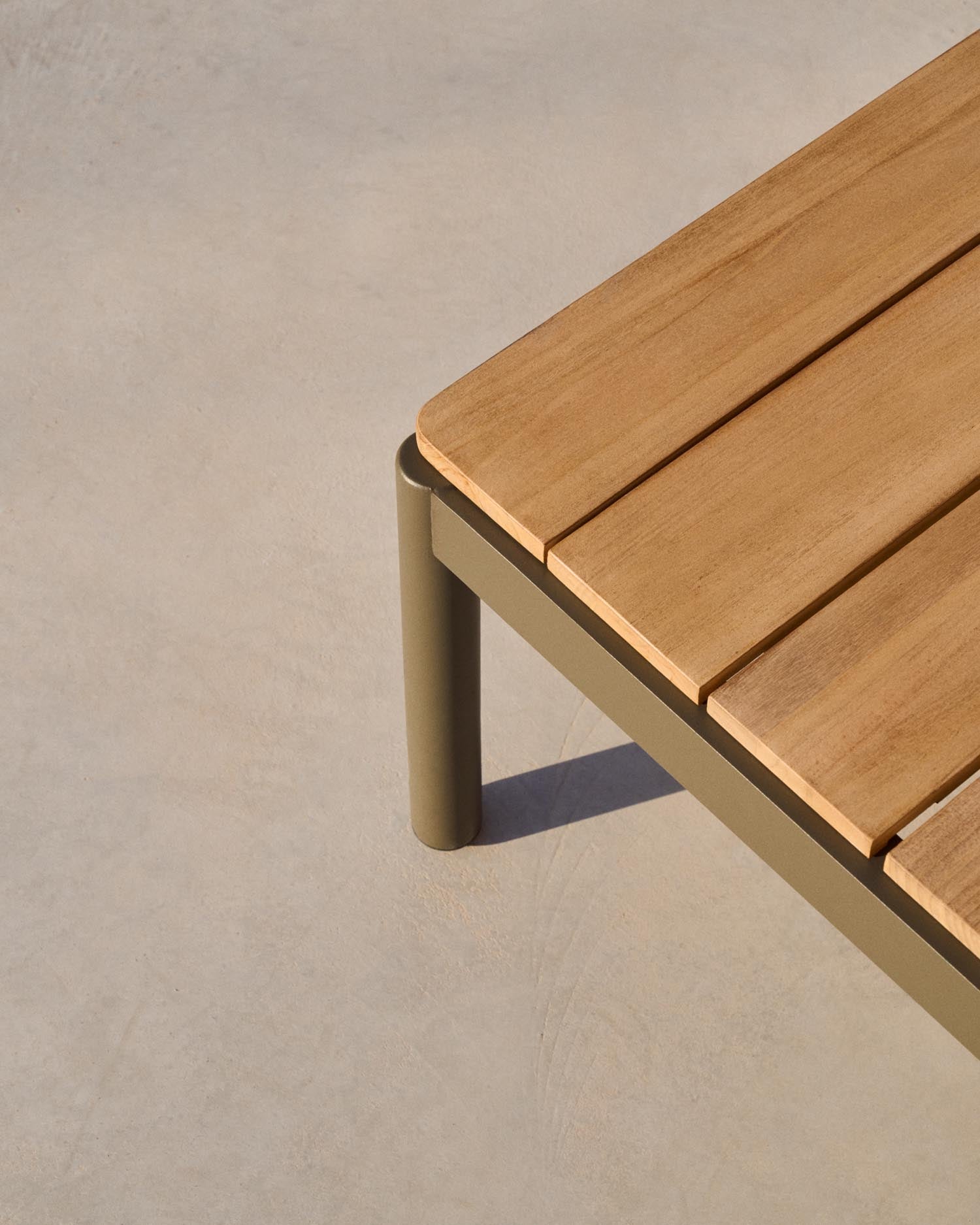 Gestalten Sie Ihren Außenbereich mit dem eleganten Couchtisch Sorells aus grünem Aluminium und hochwertigem Teakholz – perfekt für entspannte Stunden!