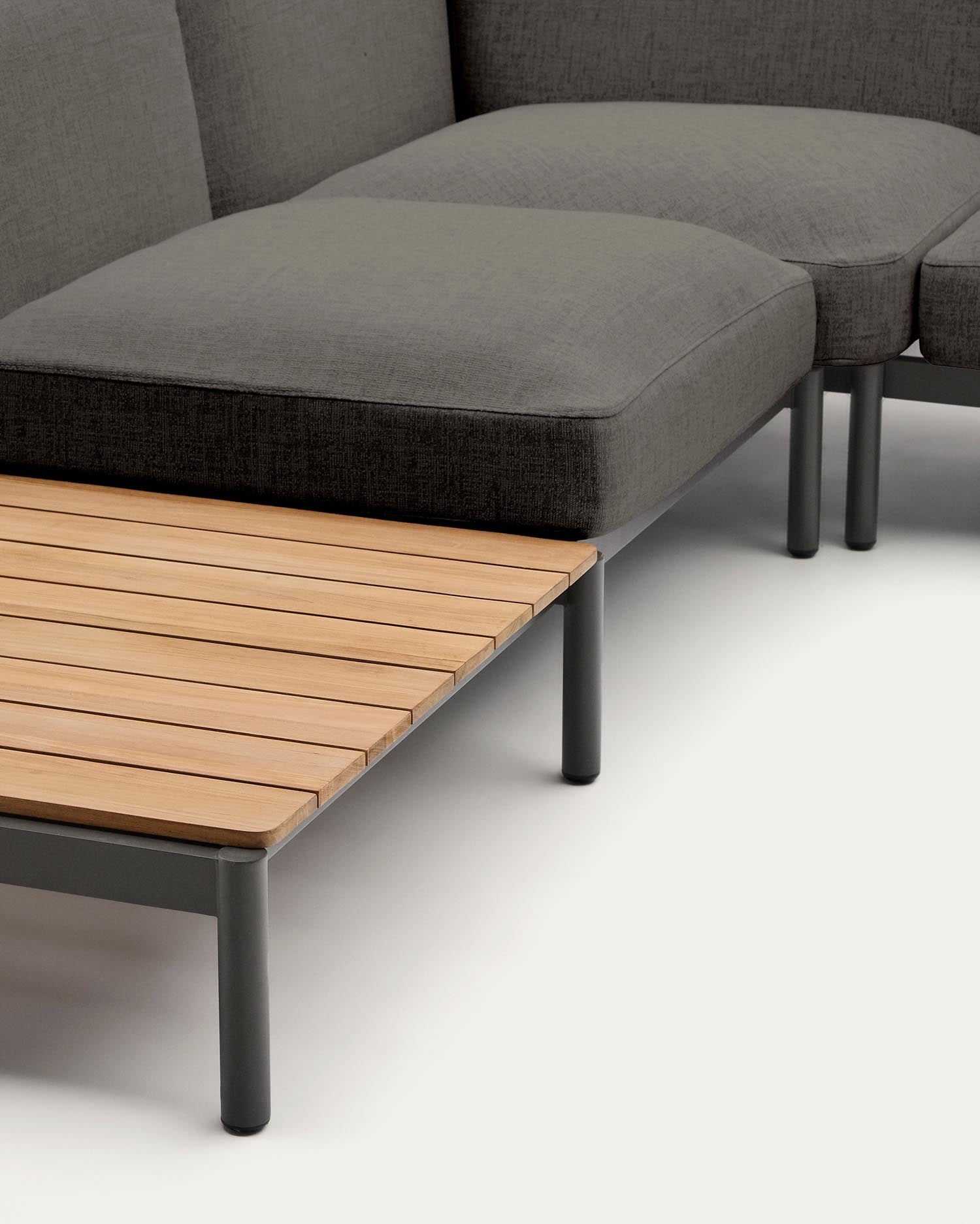 Verwandeln Sie Ihren Außenbereich mit dem modularen Outdoor-Ecksofa Sorells in eine stilvolle Oase. 5 Sitzplätze, elegante graue Polsterung und langlebige Aluminiumstruktur bieten Komfort und Design.