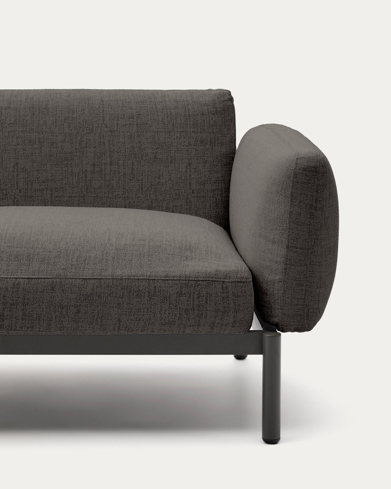 Gestalten Sie Ihre Terrasse mit dem modularen Outdoor-Ecksofa Sorells. 5 komfortable Sitzplätze, modernes graues Design und wetterfeste Materialien für stilvolle Entspannung.