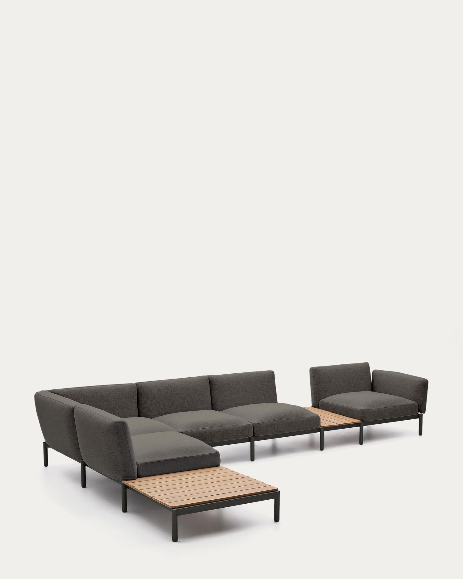 Verwandeln Sie Ihren Außenbereich mit dem modularen Outdoor-Ecksofa Sorells. 5 Sitzplätze, graue Polsterung und wetterfeste Materialien garantieren Stil und Komfort.