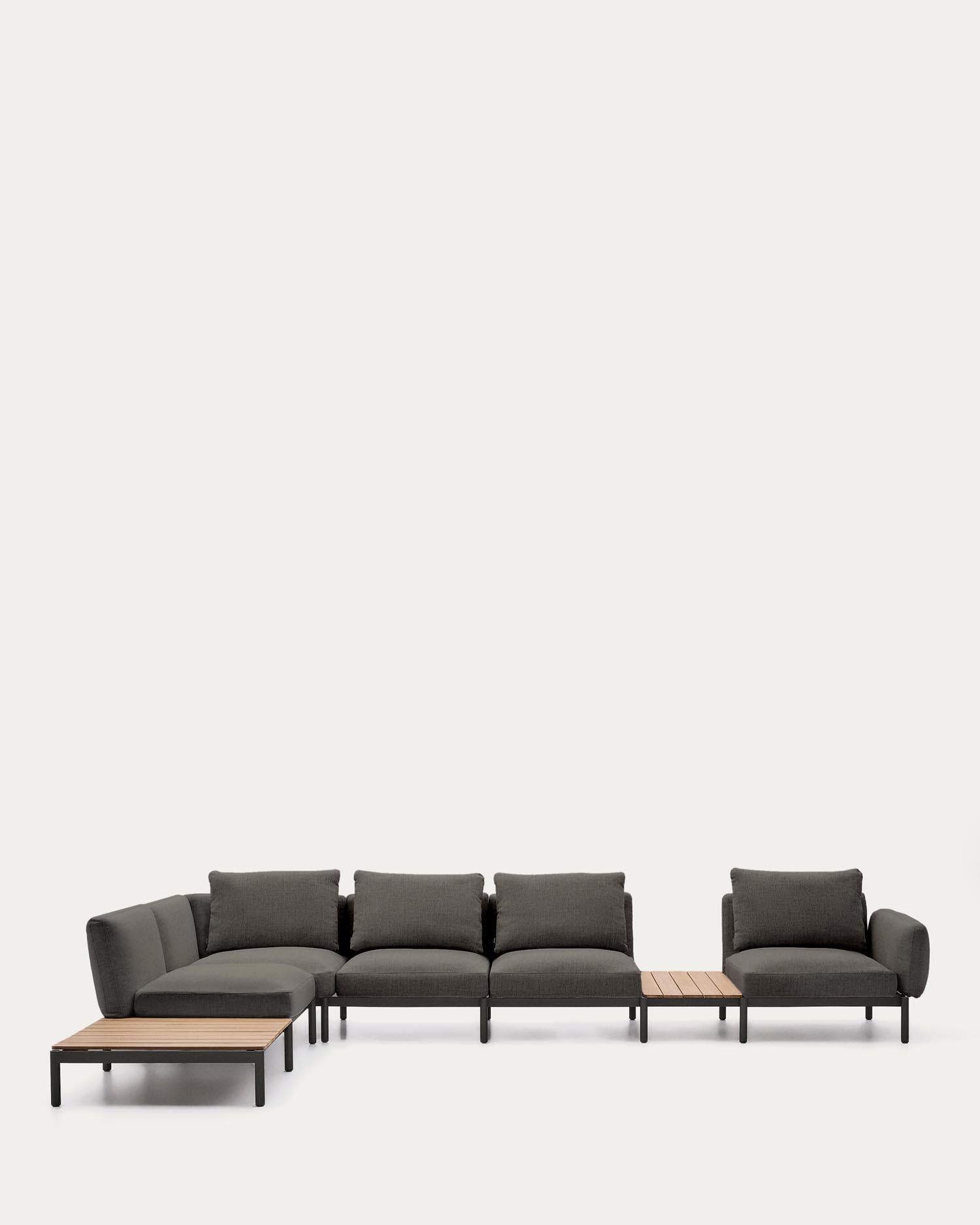 Verwandeln Sie Ihren Außenbereich mit dem modularen Outdoor-Ecksofa Sorells. 5 Sitzplätze, modernes Design und wetterfeste Materialien für stilvolle Entspannung.