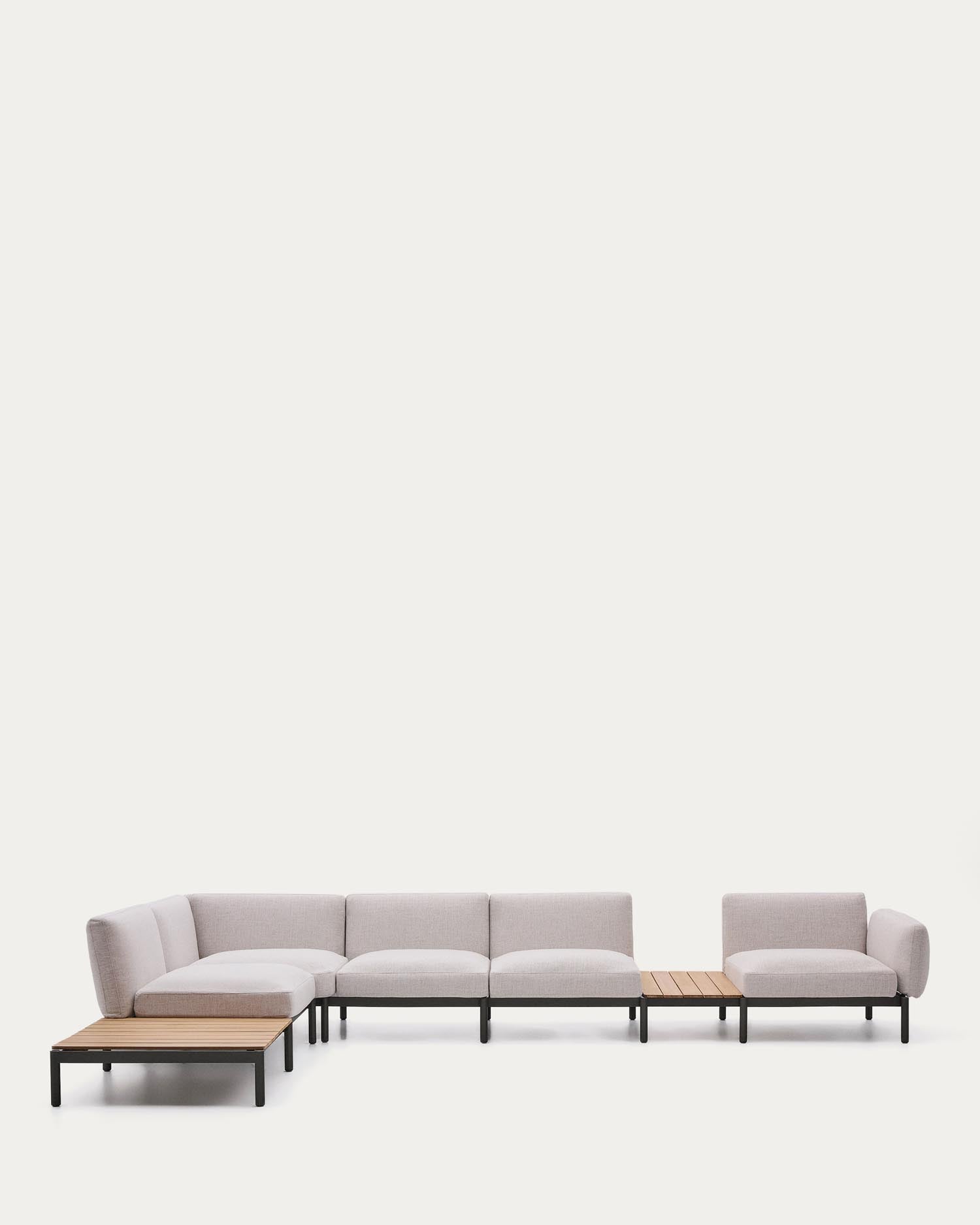 Modulares Outdoor-Ecksofa Sorells mit 5 Sitzplätzen mit beigefarbener Polsterung und grünem Aluminium, mit Tischen aus Teakholz, 277 x 446 cm, FSC 100 % in Beige präsentiert im Onlineshop von KAQTU Design AG. Lounge Sofa ist von Kave Home