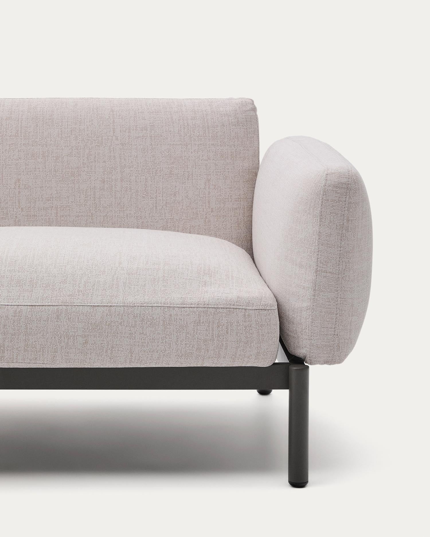 Gestalten Sie Ihre Terrasse mit dem modularen Outdoor-Ecksofa Sorells. 5 komfortable Sitzplätze, stilvolle beige Polsterung und robuste grüne Aluminiumstruktur.