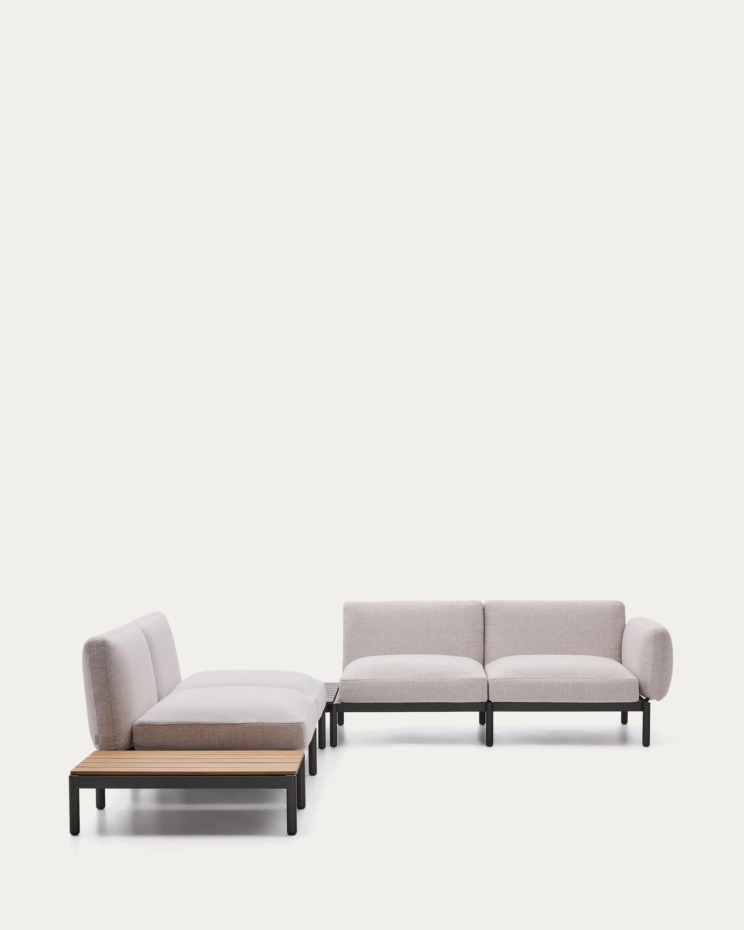 Modulares Outdoor-Ecksofa Sorells mit 4 Sitzplätzen mit beigefarbener Polsterung und grauem Aluminium, mit Tisch aus Teakholz, 353 x 316,5 cm, FSC 100 % in Beige präsentiert im Onlineshop von KAQTU Design AG. Lounge Sofa ist von Kave Home