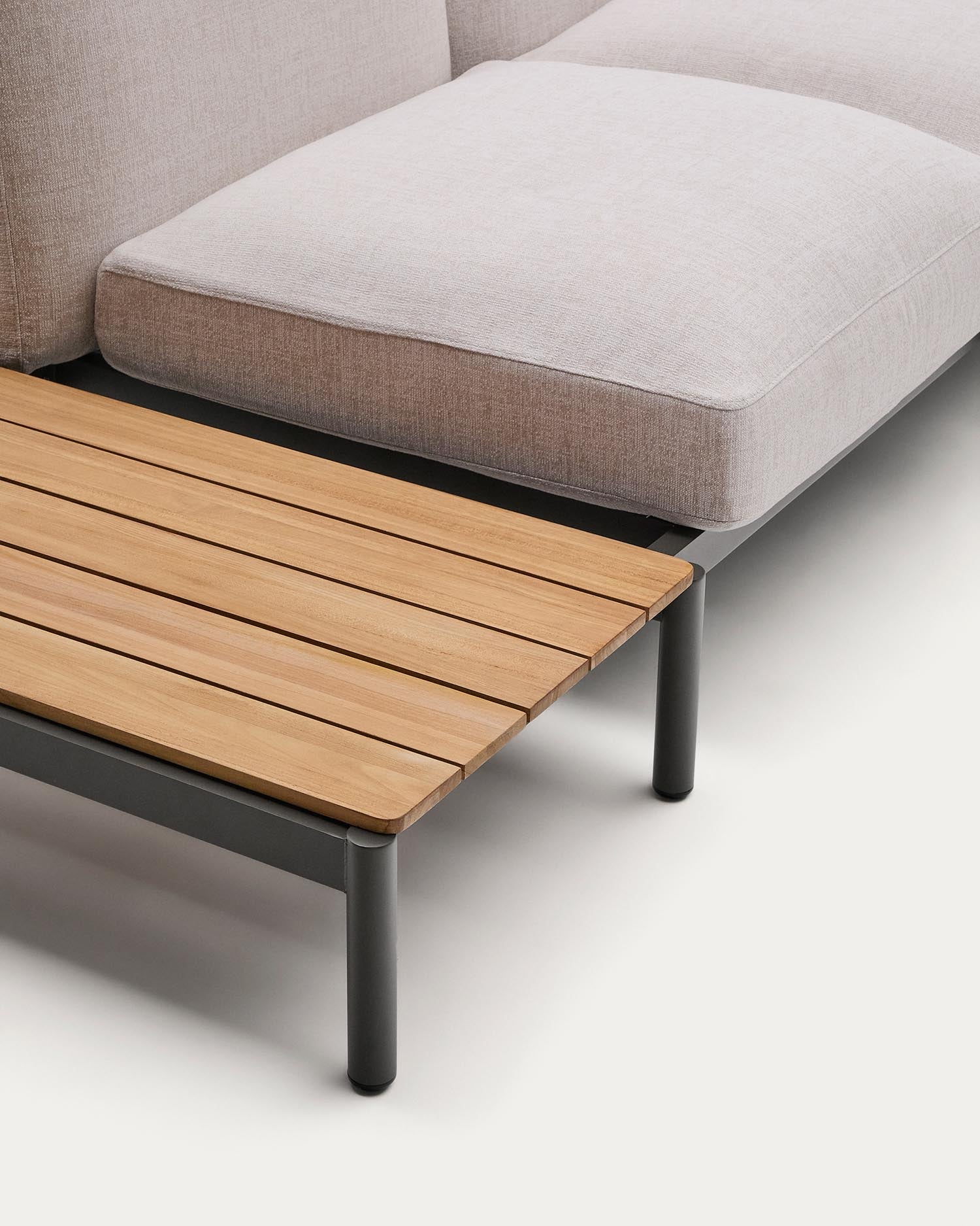 Verwandeln Sie Ihren Außenbereich mit dem modularen Outdoor-Ecksofa Sorells. 4 Sitzplätze, elegante beige Polsterung und robuste graue Aluminiumstruktur für stilvollen Komfort.