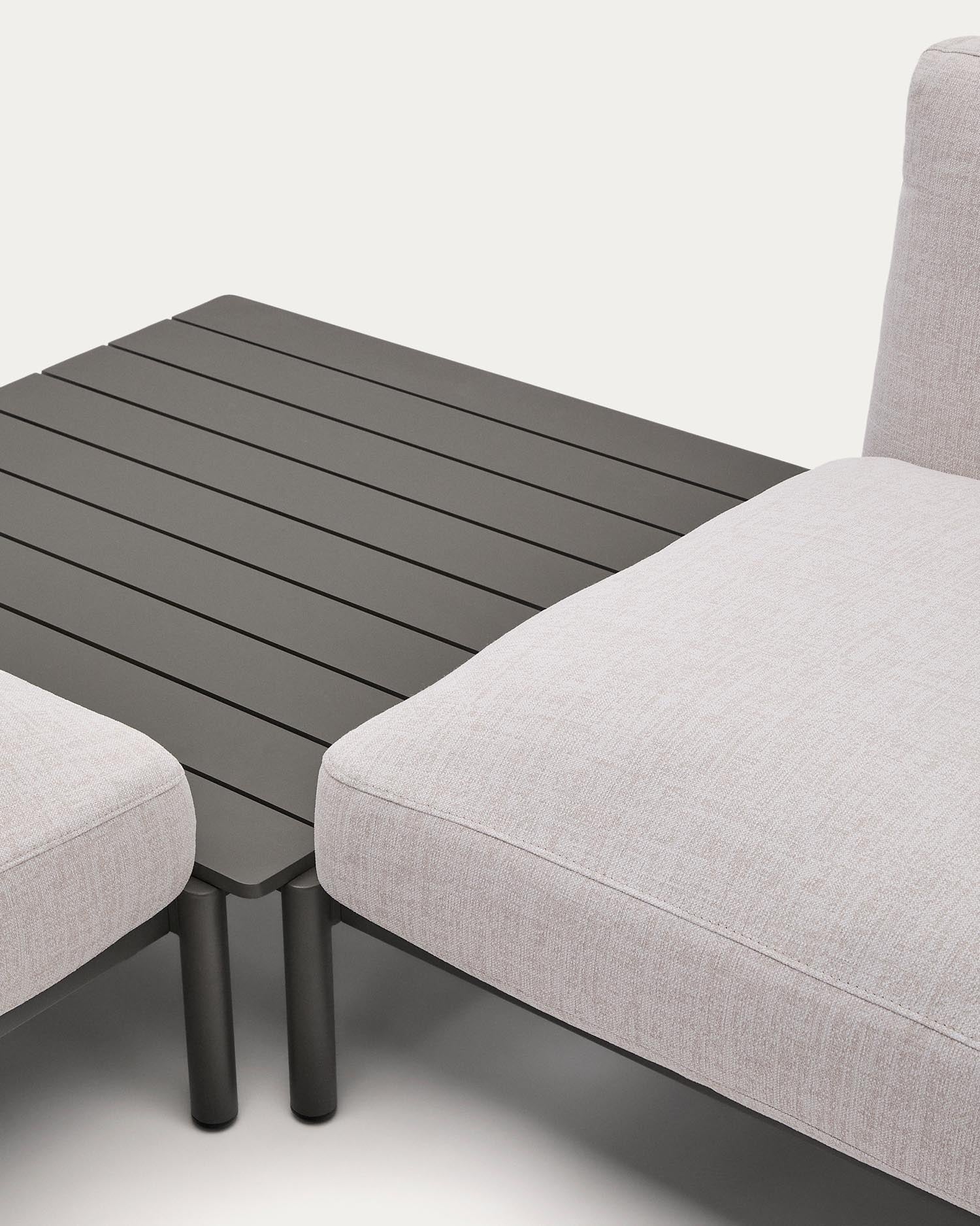 Gestalten Sie Ihre Terrasse mit dem modularen Outdoor-Ecksofa Sorells. 4 Plätze, moderne beige Polsterung und langlebige graue Aluminiumstruktur für höchsten Komfort.
