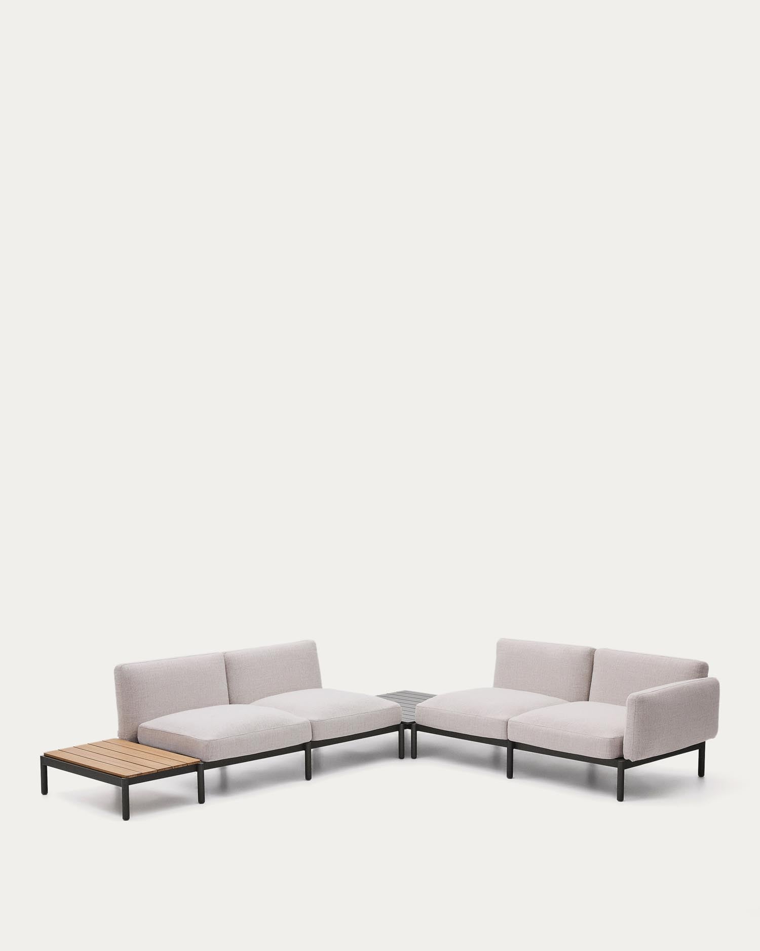 Verwandeln Sie Ihren Außenbereich mit dem modularen Outdoor-Ecksofa Sorells. 4 Sitzplätze, elegante beige Polsterung und robuste graue Aluminiumstruktur bieten Komfort und Stil.