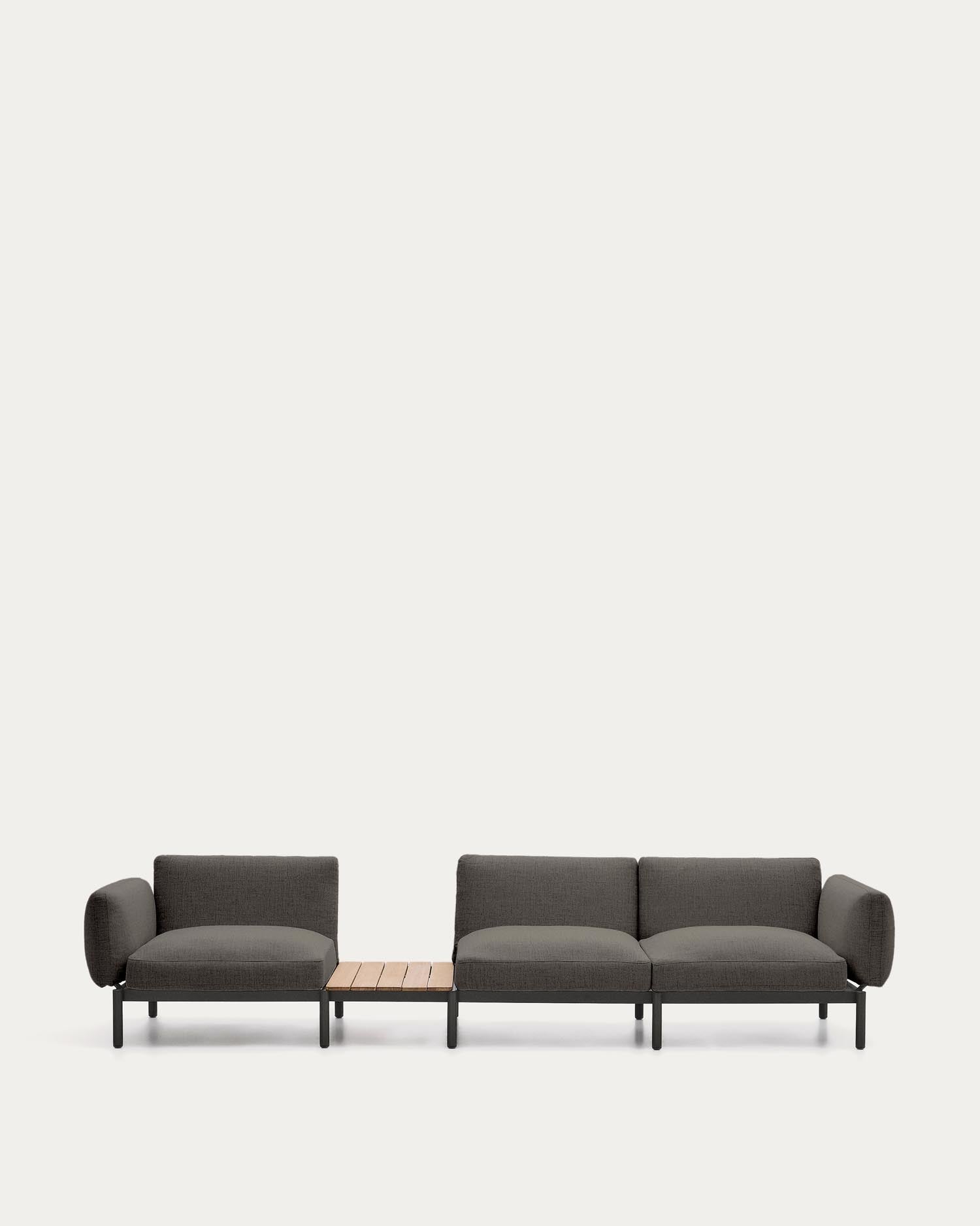 Modulares Outdoor-Sofa Sorells mit 3 Sitzplätzen mit grauer Polsterung und grauem Aluminium, mit Tisch aus Teakholz, 341 x 113 cm, FSC 100 % in Dunkelgrau präsentiert im Onlineshop von KAQTU Design AG. Lounge Sofa ist von Kave Home