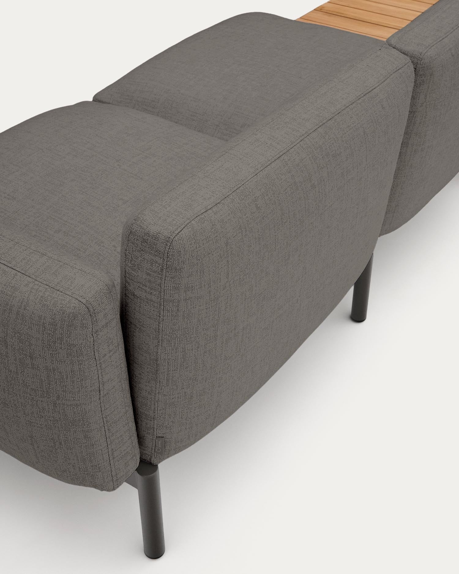 Gestalten Sie Ihre Terrasse mit dem modularen Outdoor-Sofa Sorells von Kave Home. 3 Sitzplätze, graue Polsterung und ein robuster Teakholztisch vereinen Eleganz und Funktionalität.