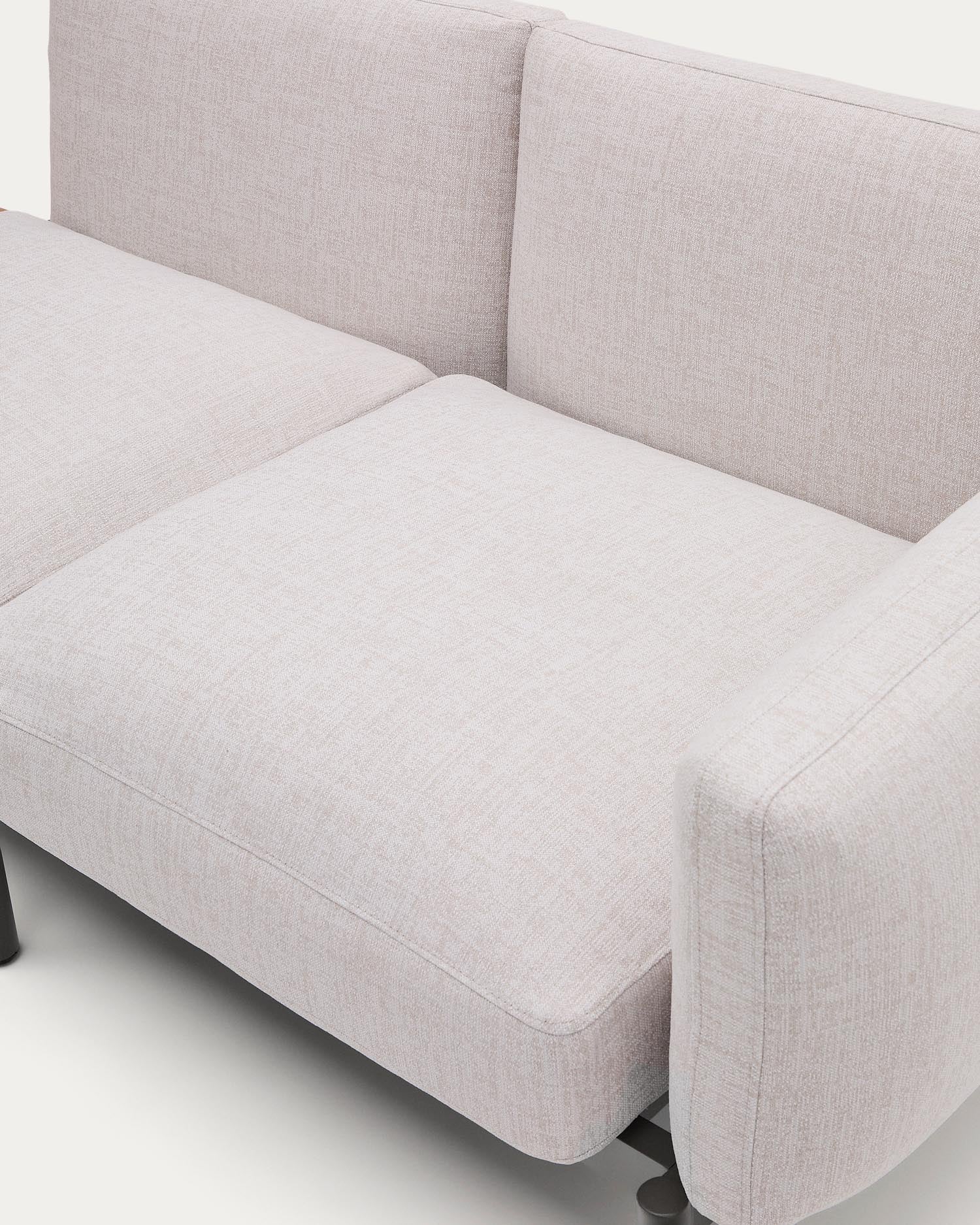 Gestalten Sie Ihre Terrasse mit dem Sorells Outdoor-Sofa von Kave Home. 3 Plätze, elegante beige Polsterung, wetterfest und anpassbar.