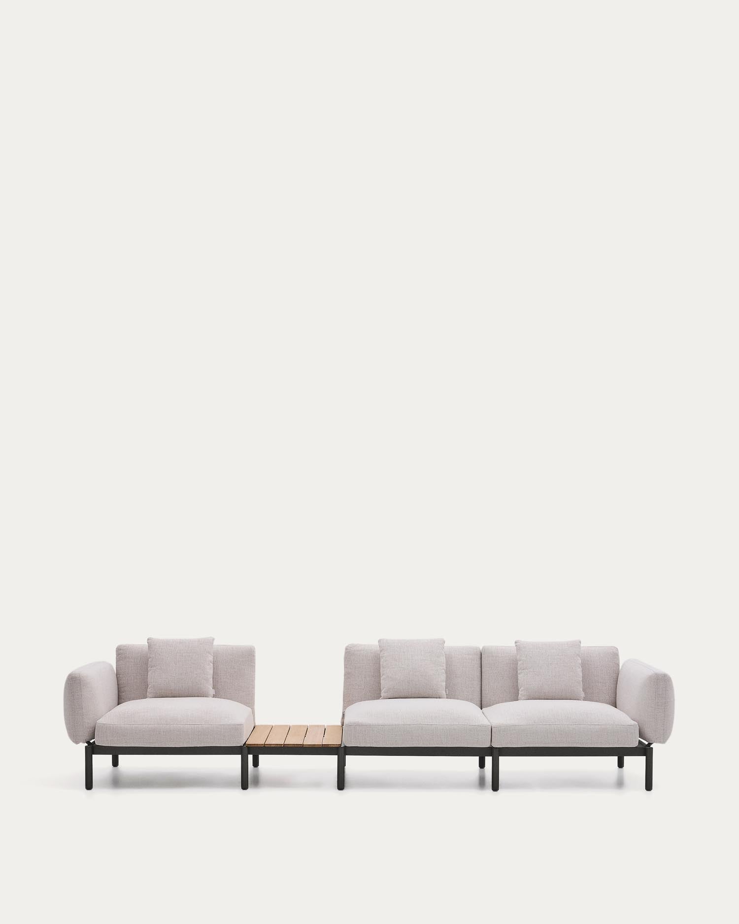 Gestalten Sie Ihre Terrasse mit dem Sorells Outdoor-Sofa von Kave Home. 3 Plätze, elegante beige Polsterung, robust und anpassbar für jeden Stil.