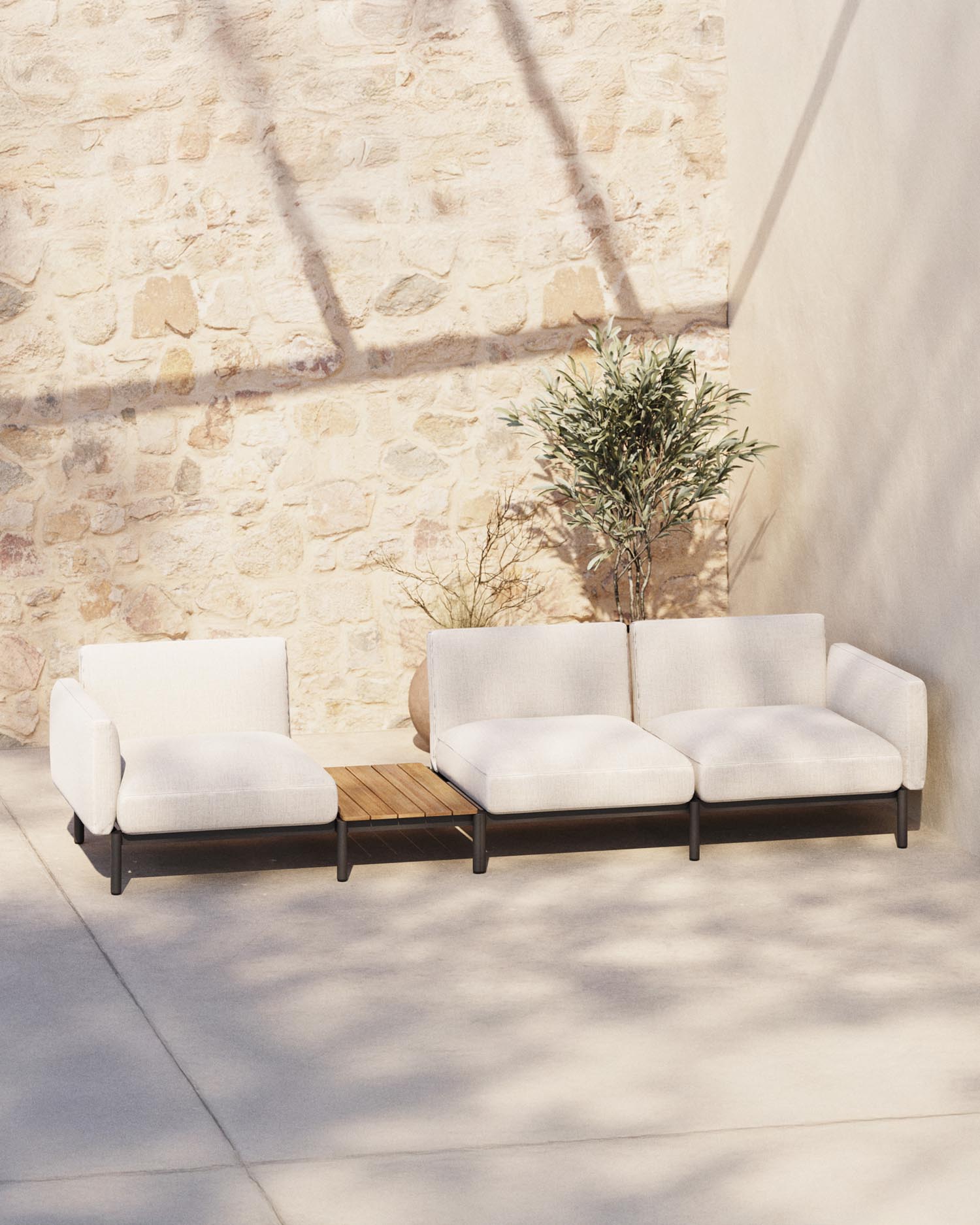 Entdecken Sie das modulare Outdoor-Sofa Sorells von Kave Home: 3 Sitzplätze, elegante beigefarbene Polsterung, graue Aluminiumstruktur und Teakholztisch.