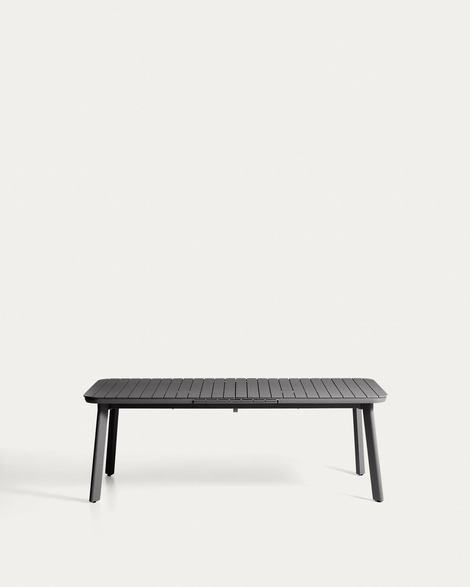 Ausziehbarer Outdoor-Tisch Izola aus Aluminium mit graphitfarbenem Finish 220 (280) x 100 cm in Graphit präsentiert im Onlineshop von KAQTU Design AG. Gartentisch ist von Kave Home