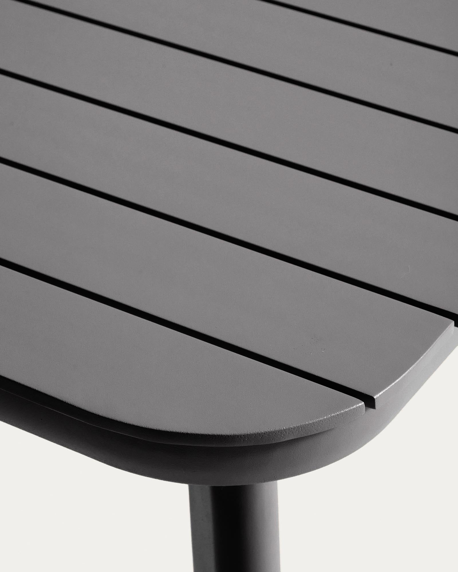 Moderner, ausziehbarer Tisch Izola aus robustem Aluminium in Graphit, perfekt für gesellige Stunden im Garten oder auf der Terrasse.