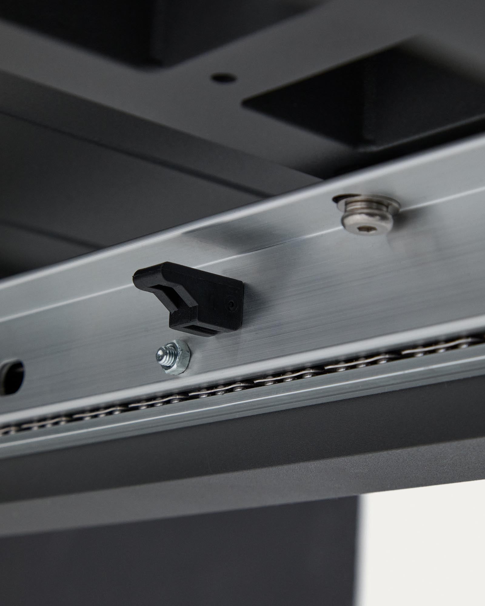 Moderner, ausziehbarer Tisch Izola aus robustem Aluminium in stilvollem Graphit, perfekt für Outdoor-Events und gesellige Abende.