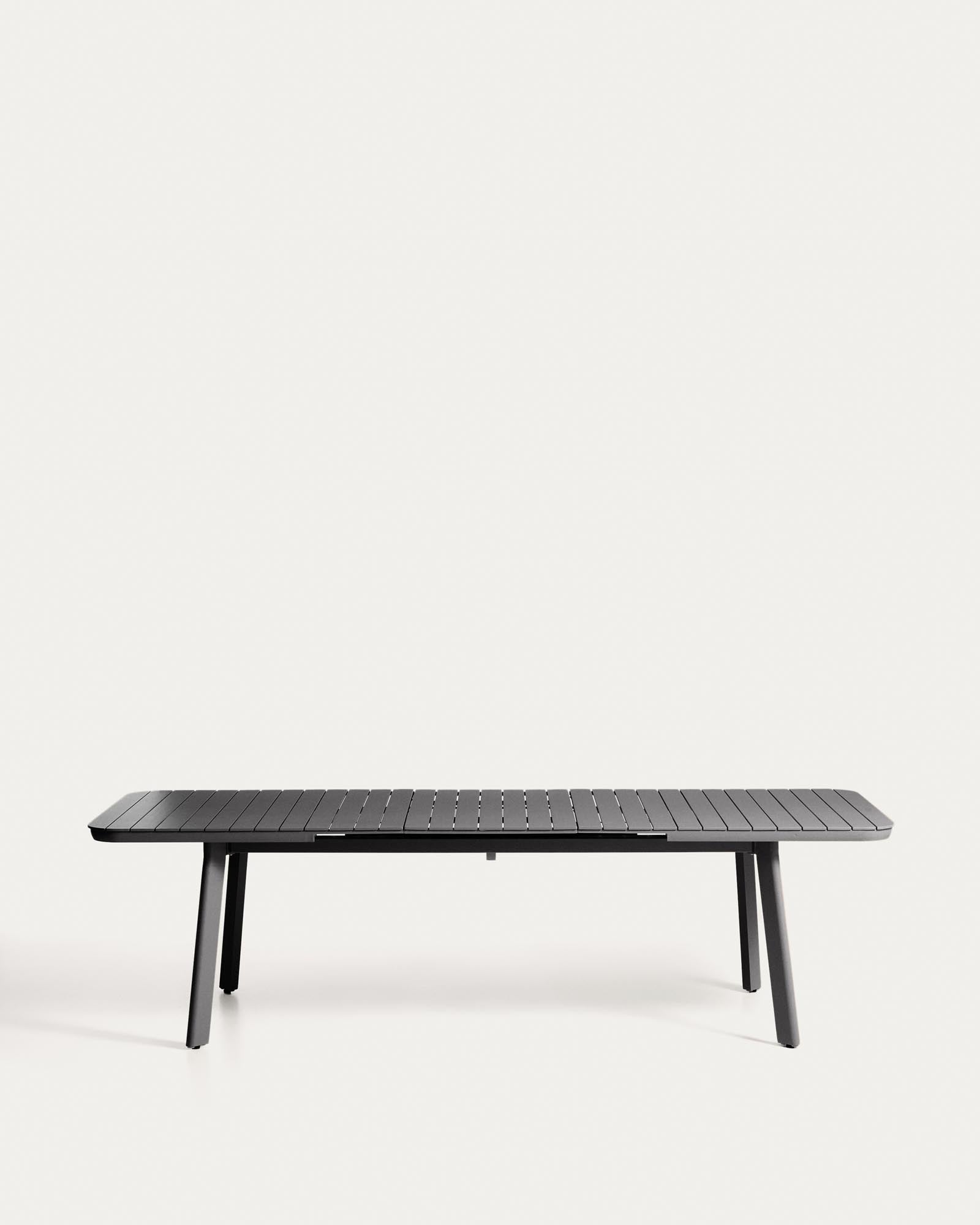 Eleganter, ausziehbarer Gartentisch Izola aus Aluminium in Graphit, ideal für gesellige Zusammenkünfte im Freien.
