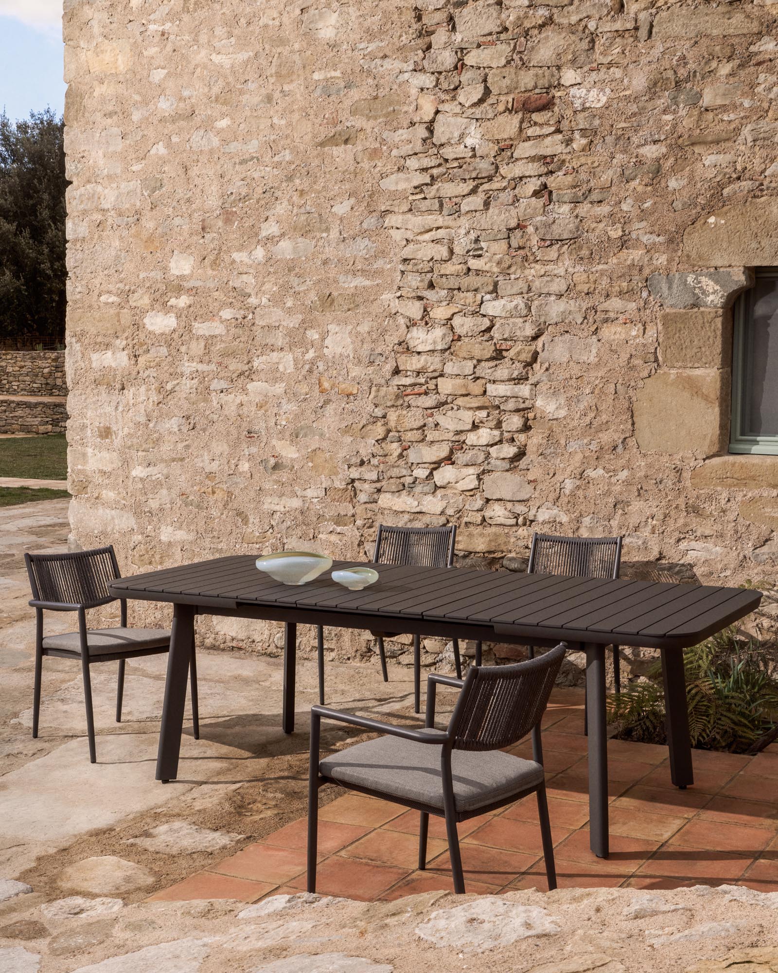 Eleganter, ausziehbarer Gartentisch Izola aus Aluminium in stilvollem Graphit, ideal für gesellige Abende im Freien.