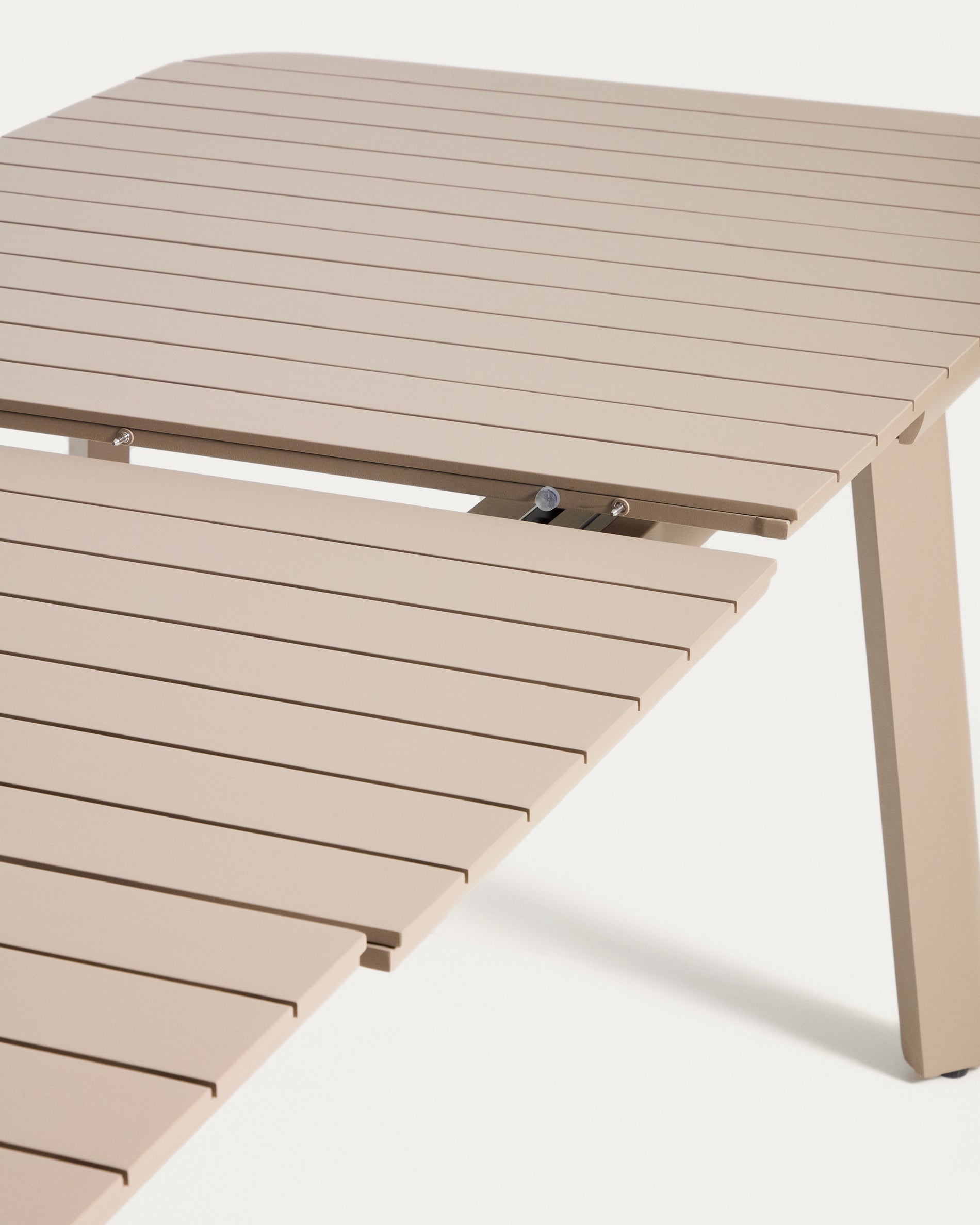 Ausziehbarer Outdoor-Tisch Izola aus Aluminium mit beigem Finish 220 (280) x 100 cm in Beige präsentiert im Onlineshop von KAQTU Design AG. Gartentisch ist von Kave Home