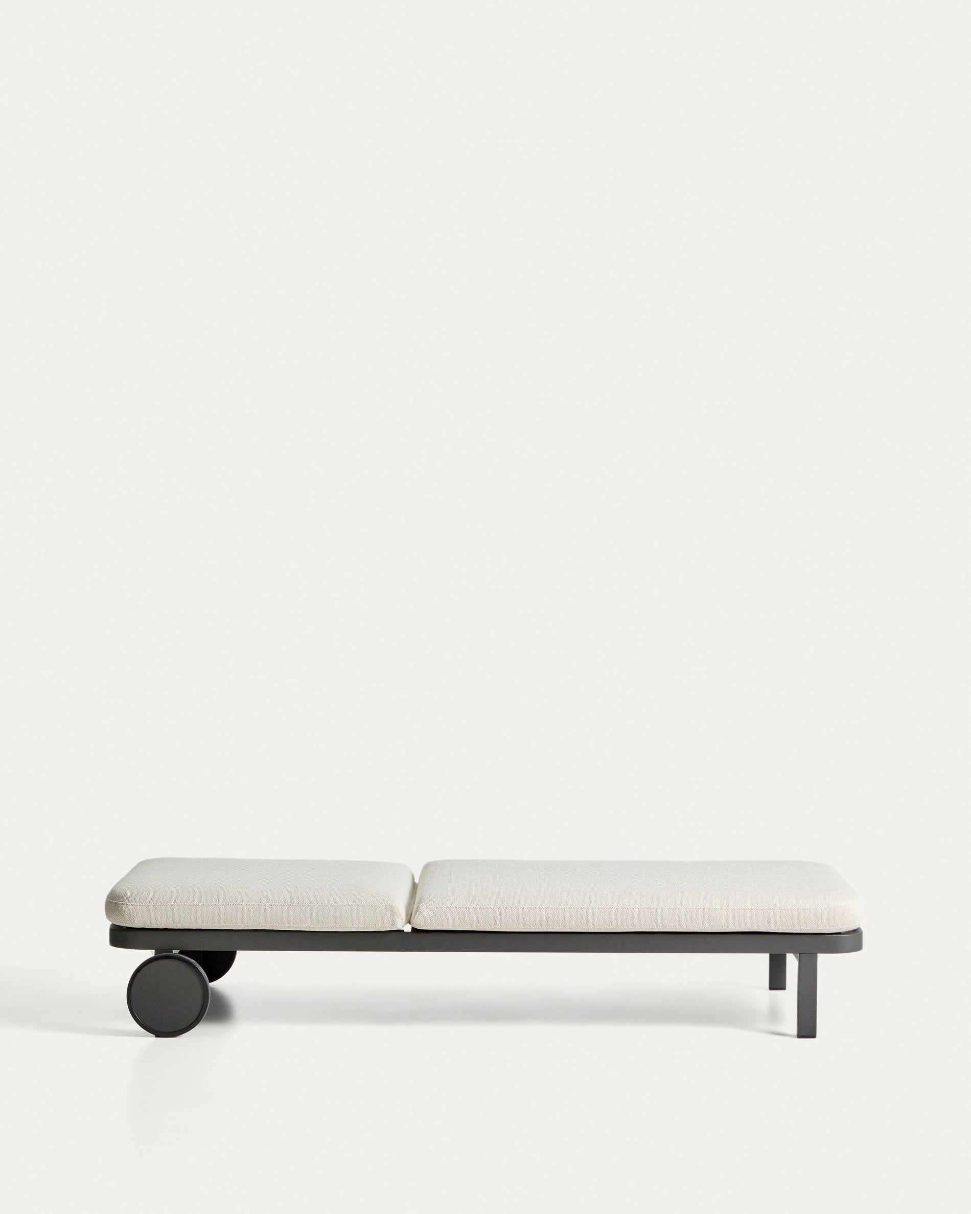 Sonnenliege Kionia aus Aluminium in Graphit. in Graphit präsentiert im Onlineshop von KAQTU Design AG. Liegestuhl ist von Kave Home