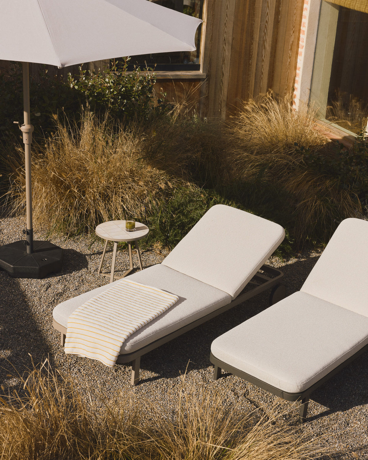 Sonnenliege Kionia aus Aluminium in Taupe. in Taupe, Beige präsentiert im Onlineshop von KAQTU Design AG. Liegestuhl ist von Kave Home