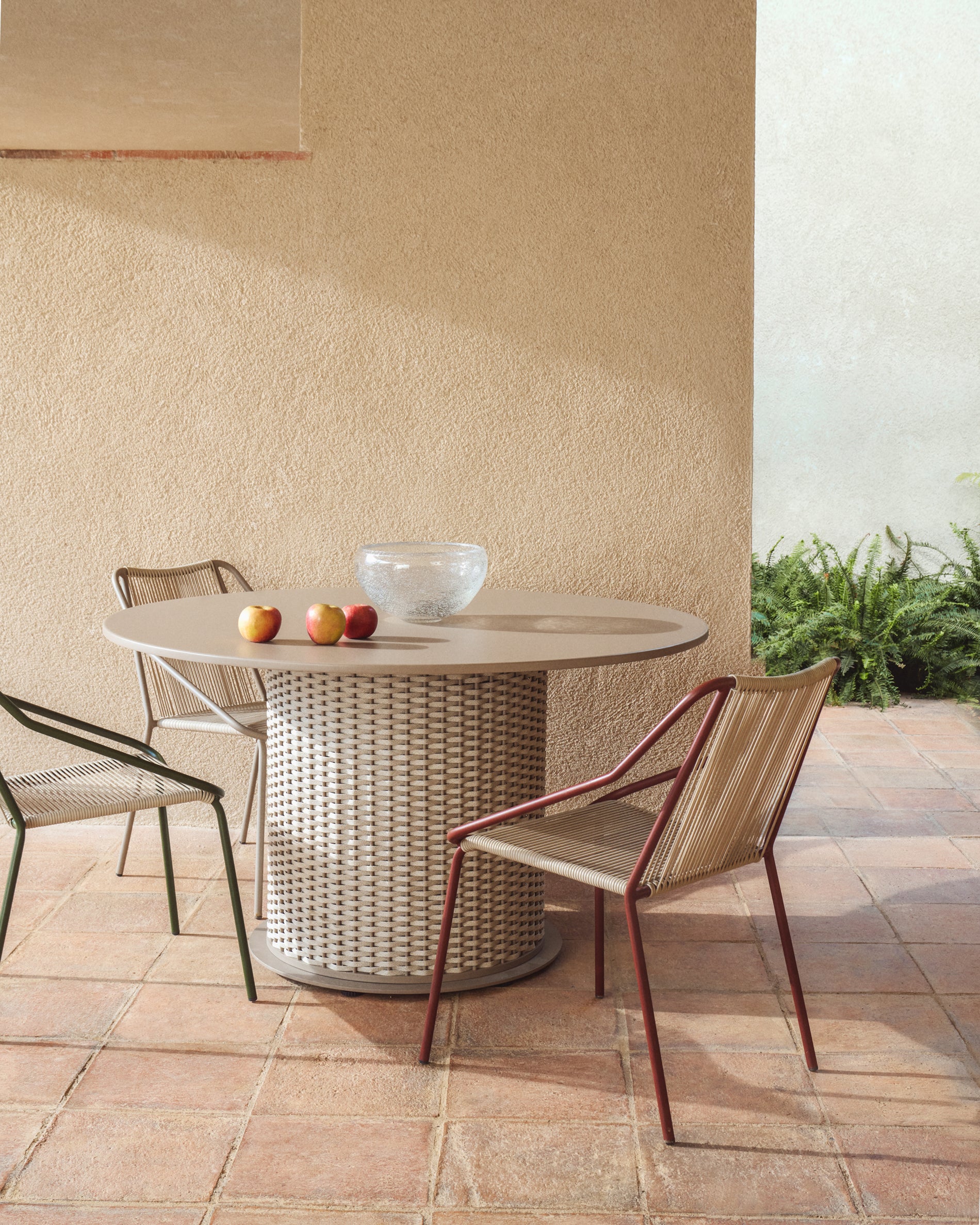 Outdoor-Tisch Sedalis aus Aluminium und Seil in Taupe, Ø 135 cm in Taupe präsentiert im Onlineshop von KAQTU Design AG. Gartentisch ist von Kave Home