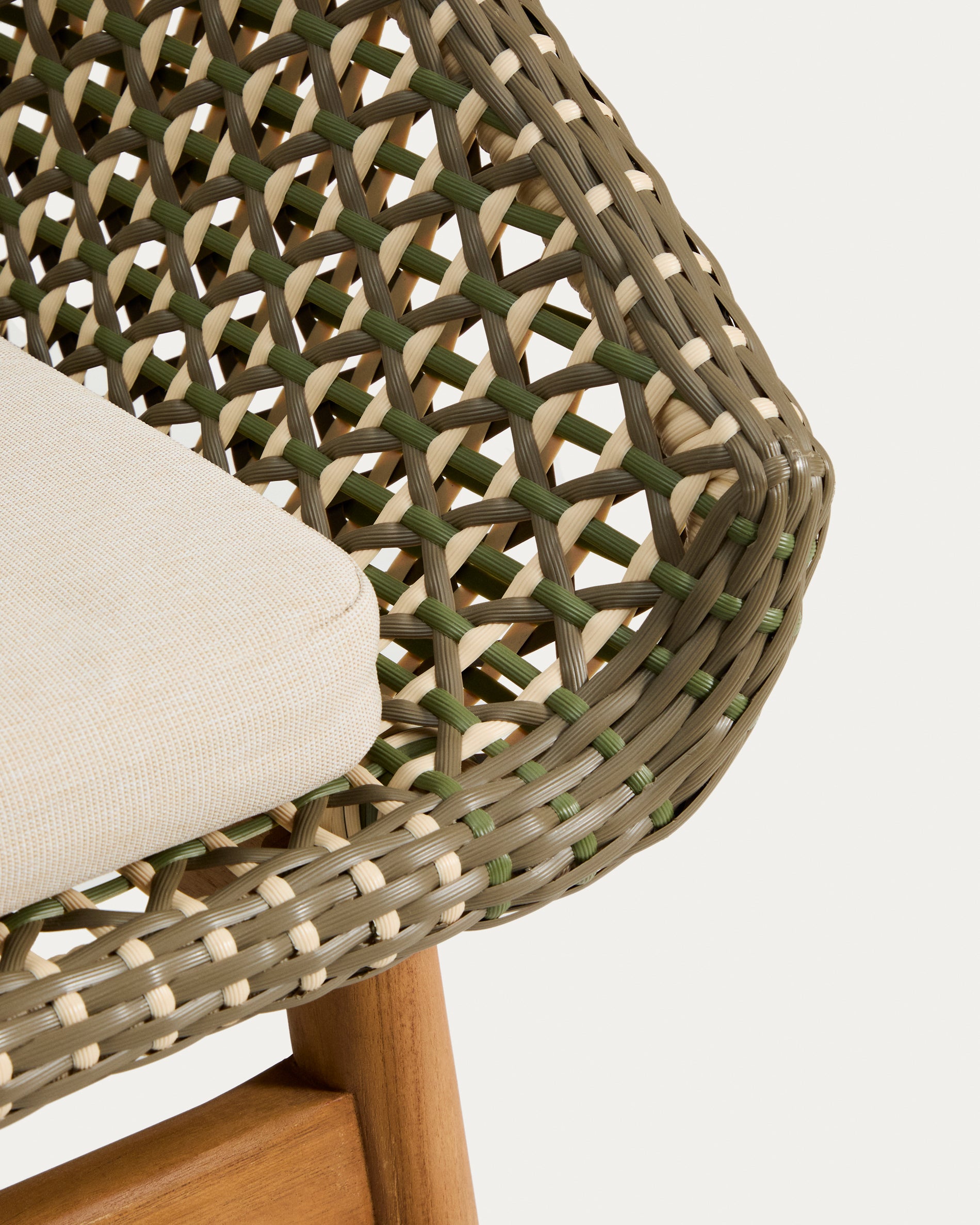 Stuhl Olbia aus synthetischem Rattan und massivem Teakholz FSC 100 % in Dunkelgrün präsentiert im Onlineshop von KAQTU Design AG. Gartenstuhl ist von Kave Home