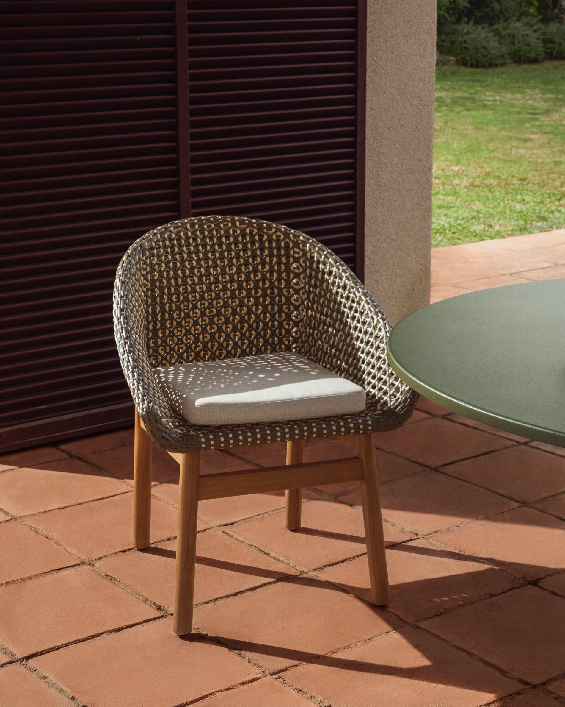 Stuhl Olbia aus synthetischem Rattan und massivem Teakholz FSC 100 % in Dunkelgrün präsentiert im Onlineshop von KAQTU Design AG. Gartenstuhl ist von Kave Home