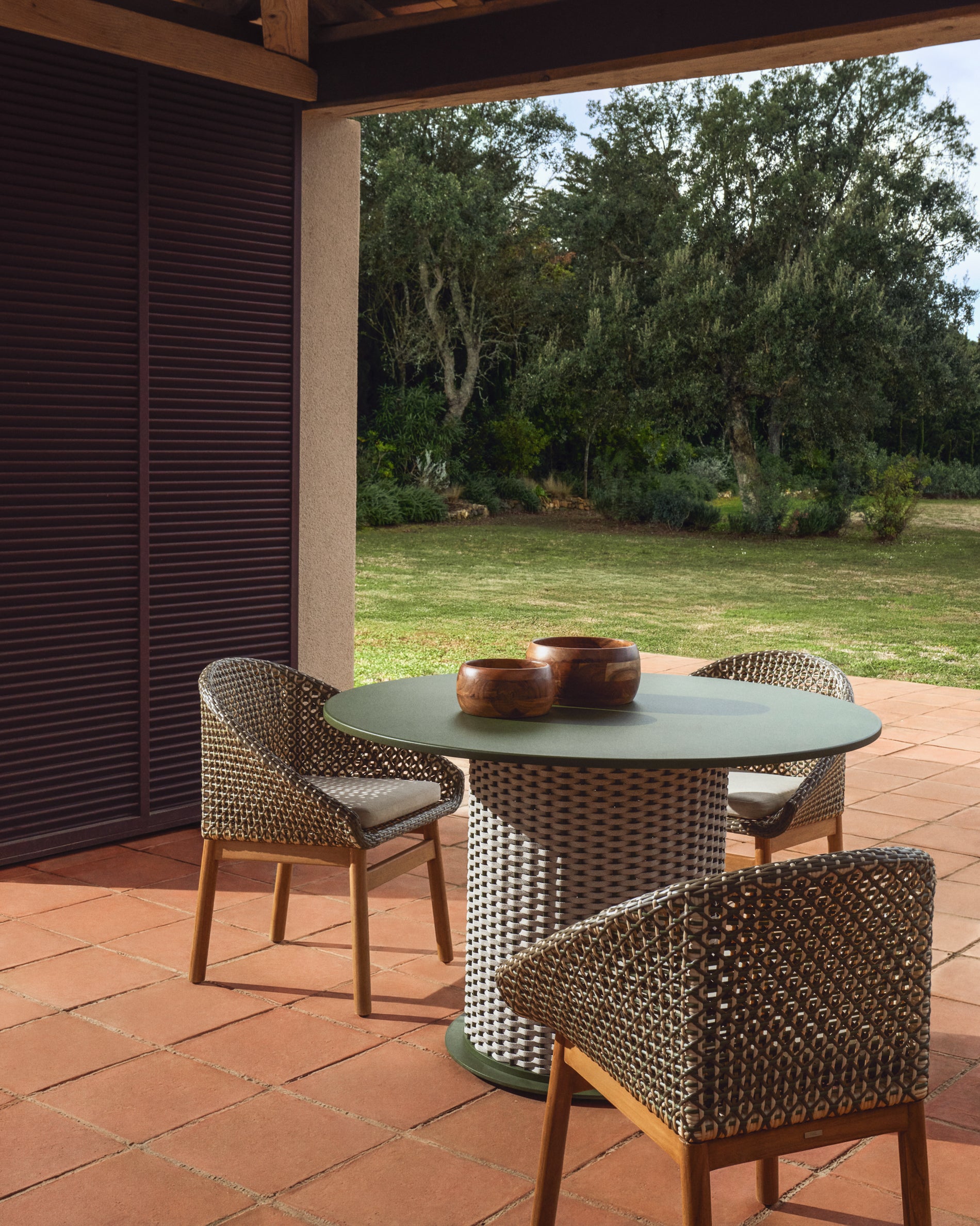 Stuhl Olbia aus synthetischem Rattan und massivem Teakholz FSC 100 % in Dunkelgrün präsentiert im Onlineshop von KAQTU Design AG. Gartenstuhl ist von Kave Home