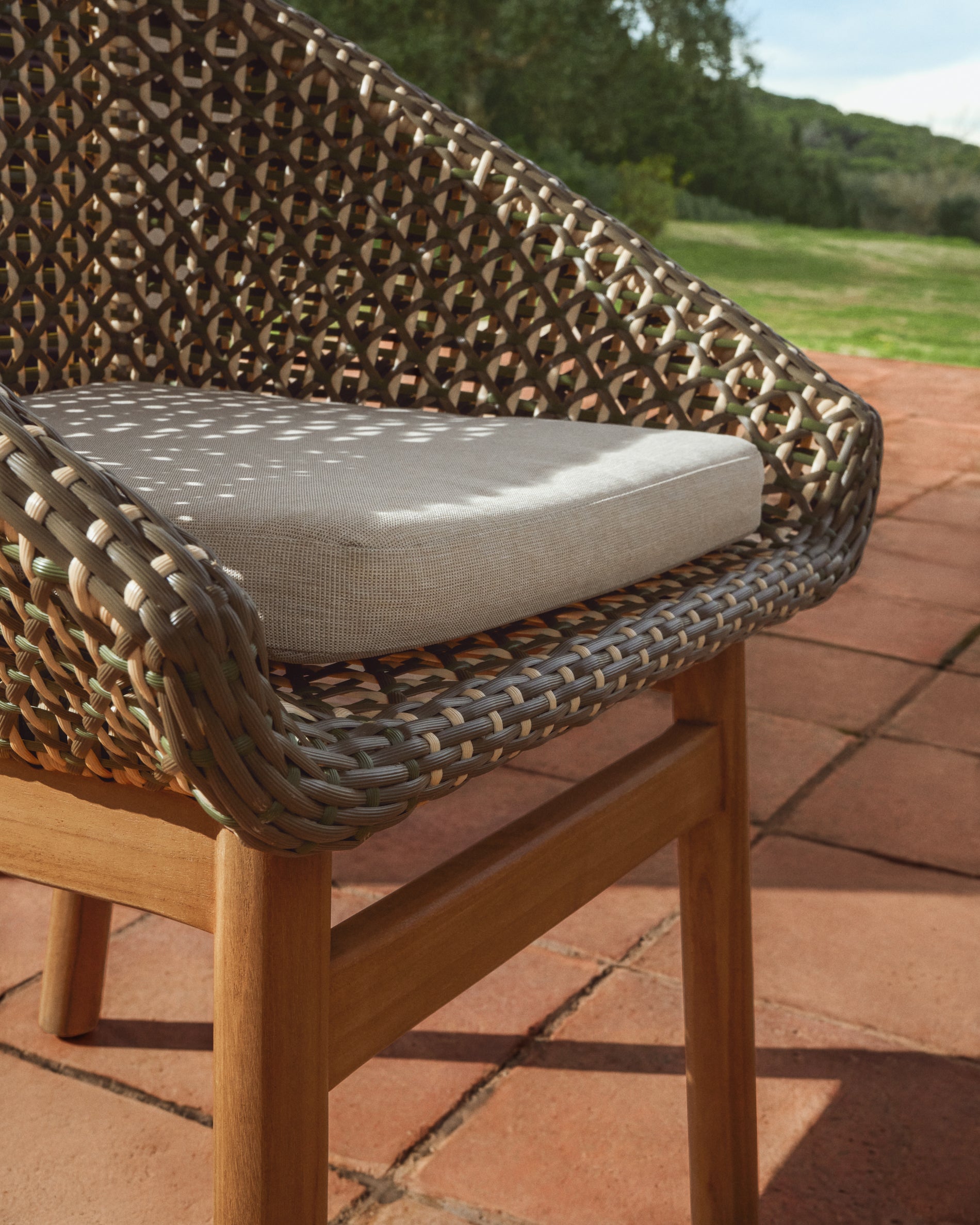 Stuhl Olbia aus synthetischem Rattan und massivem Teakholz FSC 100 % in Dunkelgrün präsentiert im Onlineshop von KAQTU Design AG. Gartenstuhl ist von Kave Home