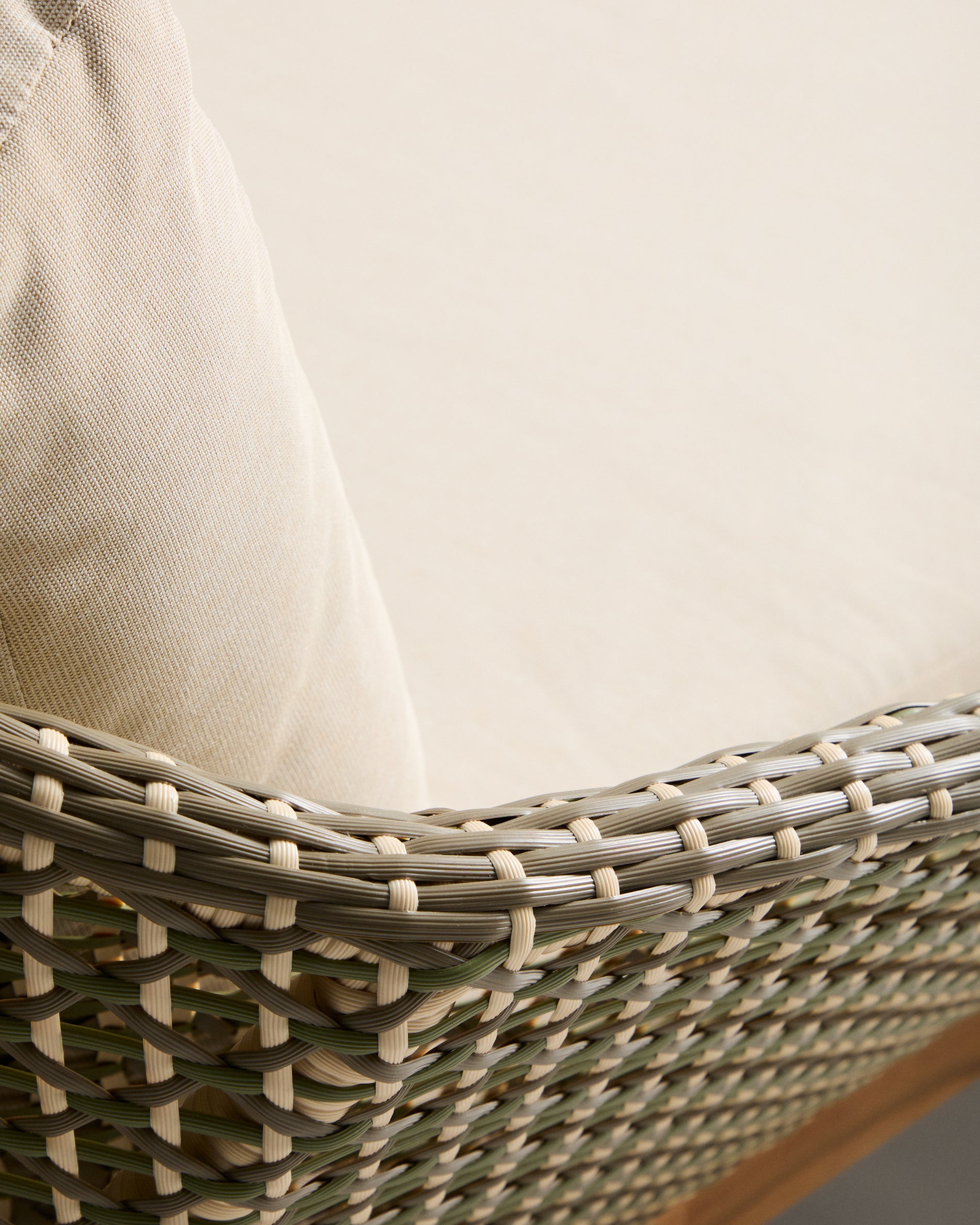 2er-Sonnenliege Olbia aus synthetischem Rattan und massivem Teakholz FSC 100 % in Dunkelgrün präsentiert im Onlineshop von KAQTU Design AG. Liegestuhl ist von Kave Home