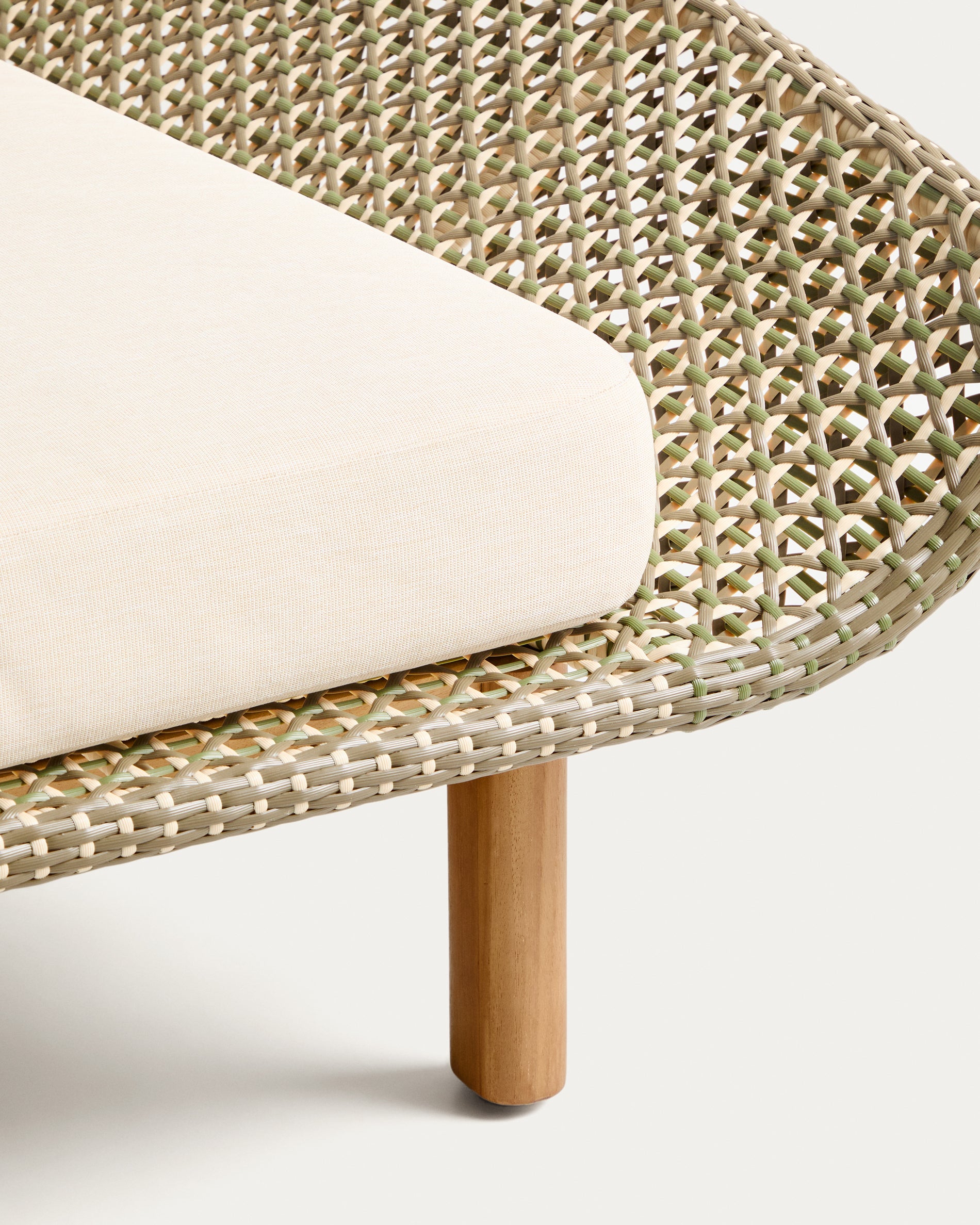 2er-Sonnenliege Olbia aus synthetischem Rattan und massivem Teakholz FSC 100 % in Dunkelgrün präsentiert im Onlineshop von KAQTU Design AG. Liegestuhl ist von Kave Home