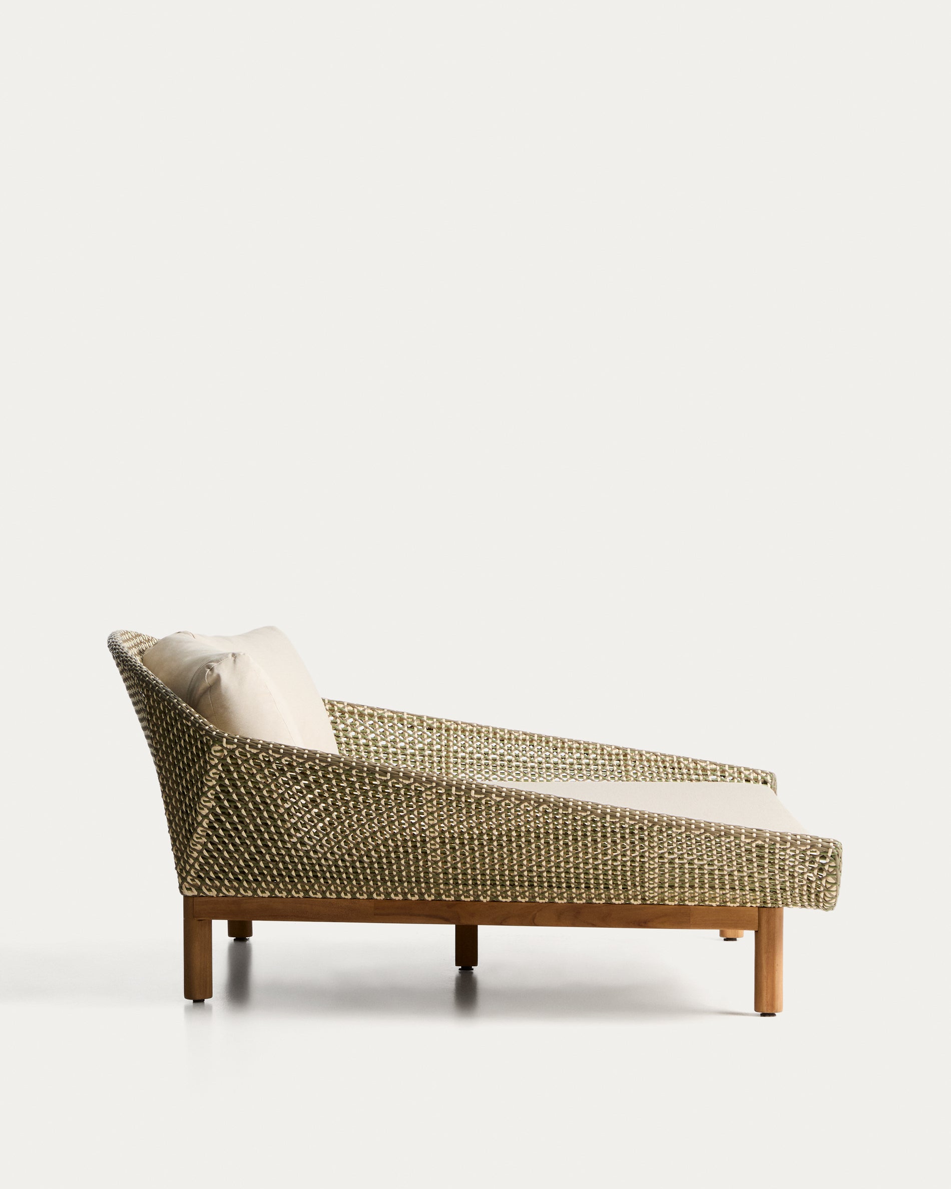 2er-Sonnenliege Olbia aus synthetischem Rattan und massivem Teakholz FSC 100 % in Dunkelgrün präsentiert im Onlineshop von KAQTU Design AG. Liegestuhl ist von Kave Home