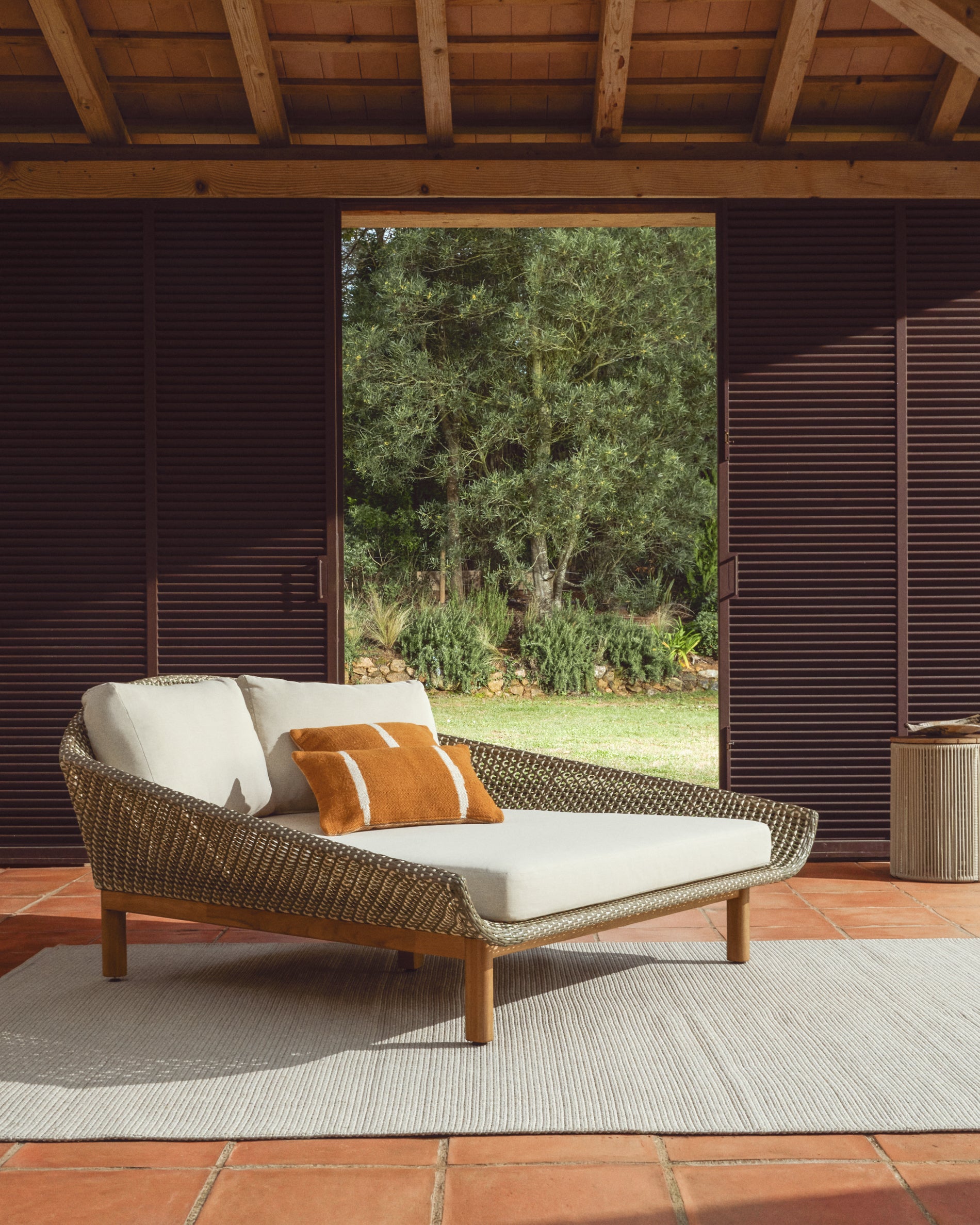 2er-Sonnenliege Olbia aus synthetischem Rattan und massivem Teakholz FSC 100 % in Dunkelgrün präsentiert im Onlineshop von KAQTU Design AG. Liegestuhl ist von Kave Home