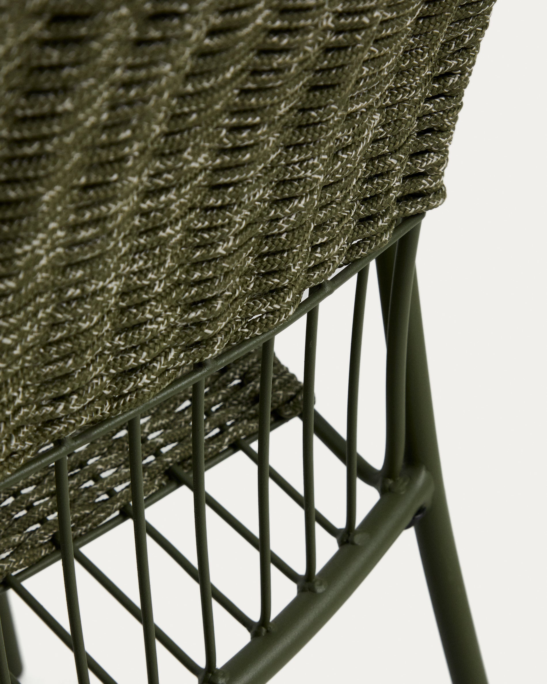 Stapelbarer Stuhl Atrani aus verzinktem Stahl und grünem Seil in Dunkelgrün präsentiert im Onlineshop von KAQTU Design AG. Gartenstuhl ist von Kave Home