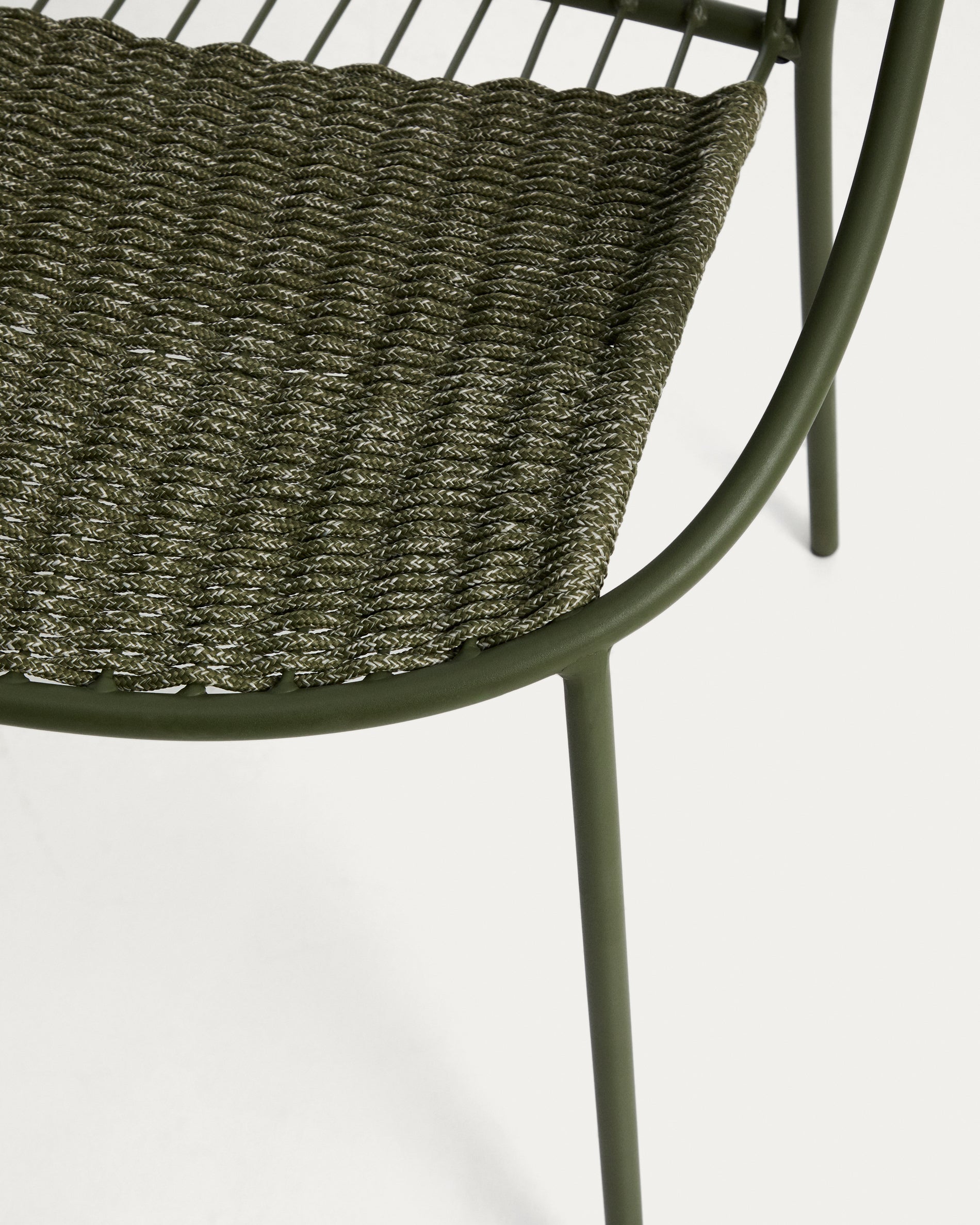 Stapelbarer Stuhl Atrani aus verzinktem Stahl und grünem Seil in Dunkelgrün präsentiert im Onlineshop von KAQTU Design AG. Gartenstuhl ist von Kave Home