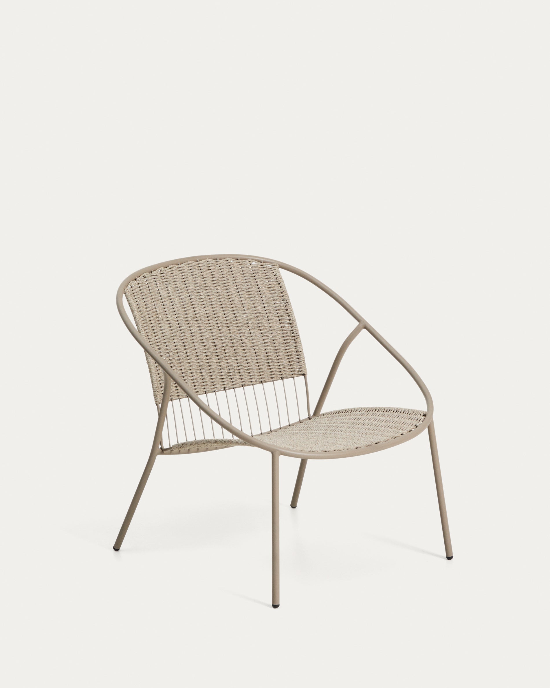 Stapelbarer Sessel Atrani aus verzinktem Stahl und taupefarbenem Seil in Taupe präsentiert im Onlineshop von KAQTU Design AG. Outdoor-Sessel ist von Kave Home