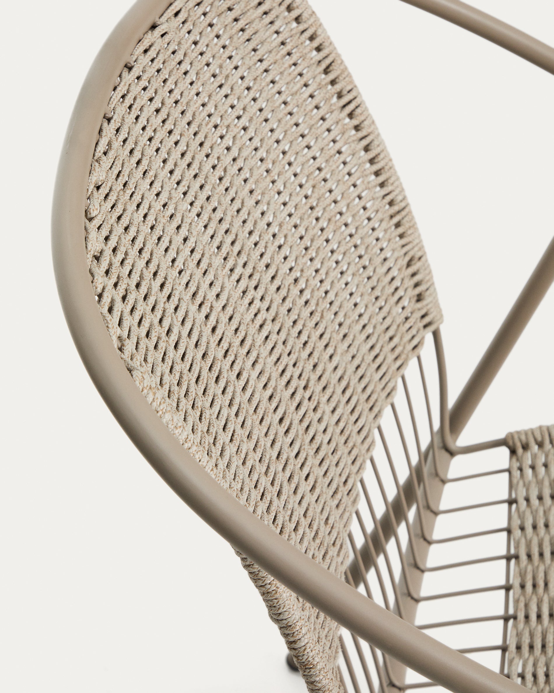 Stapelbarer Sessel Atrani aus verzinktem Stahl und taupefarbenem Seil in Taupe präsentiert im Onlineshop von KAQTU Design AG. Outdoor-Sessel ist von Kave Home