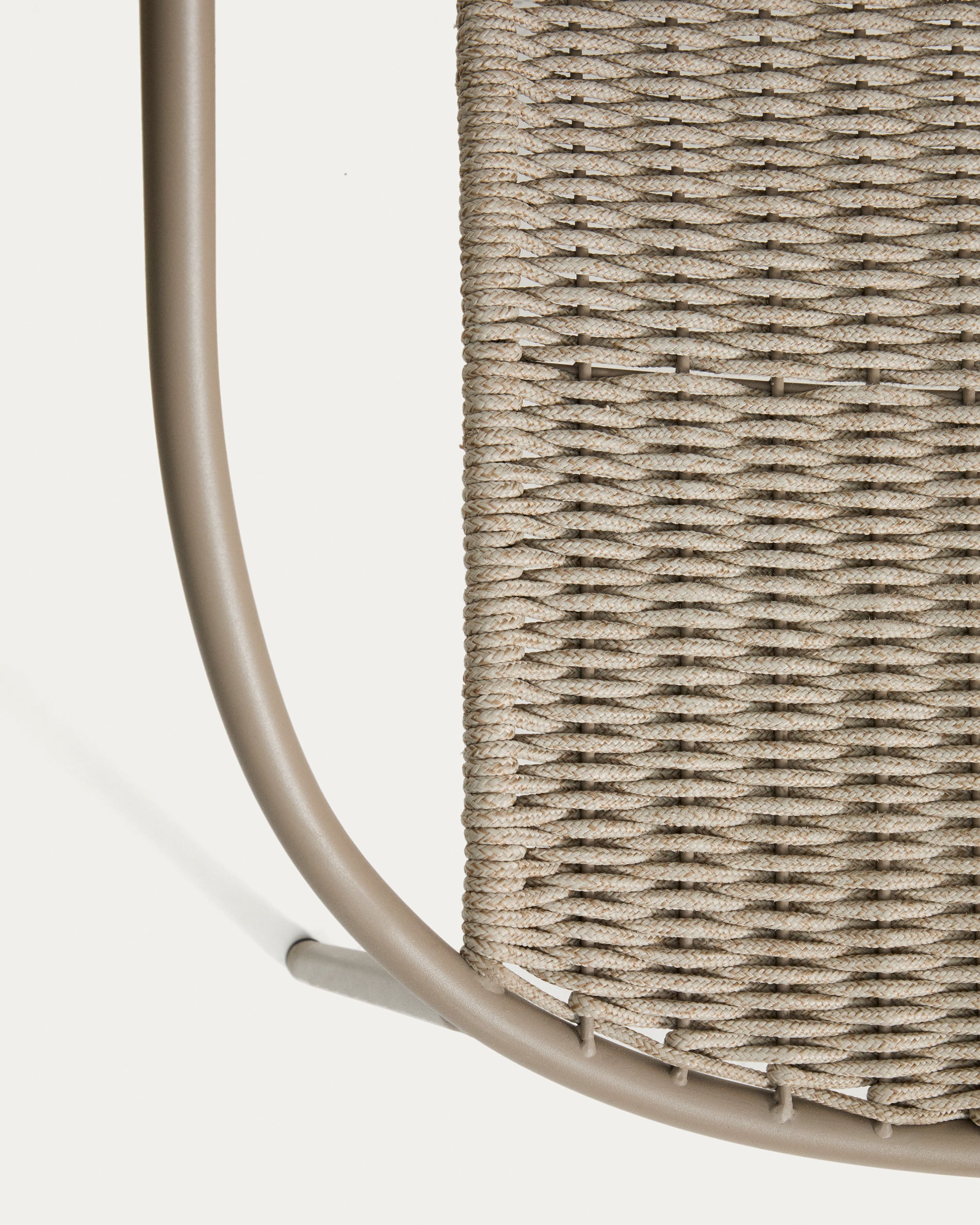 Stapelbarer Sessel Atrani aus verzinktem Stahl und taupefarbenem Seil in Taupe präsentiert im Onlineshop von KAQTU Design AG. Outdoor-Sessel ist von Kave Home