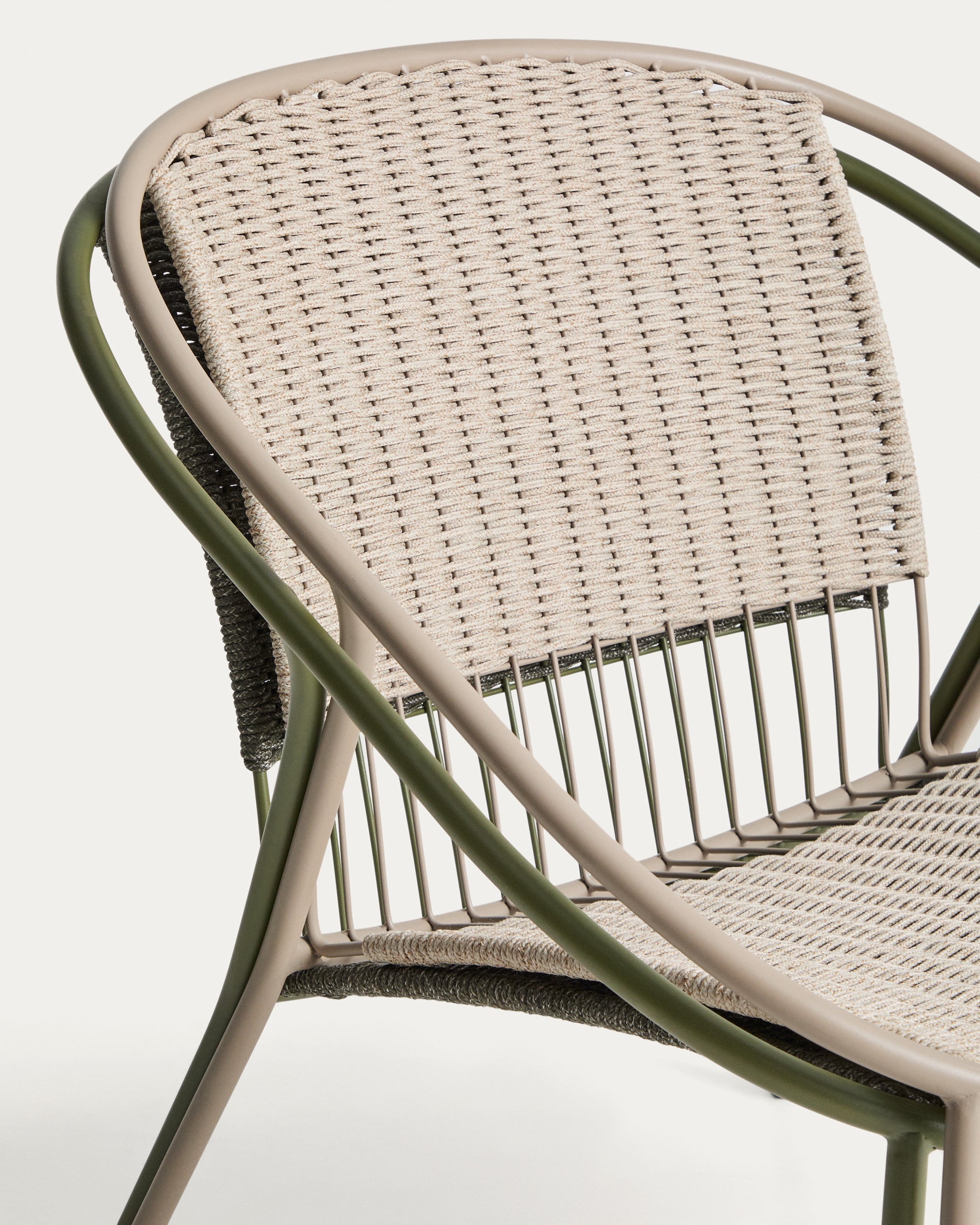 Stapelbarer Sessel Atrani aus verzinktem Stahl und taupefarbenem Seil in Taupe präsentiert im Onlineshop von KAQTU Design AG. Outdoor-Sessel ist von Kave Home