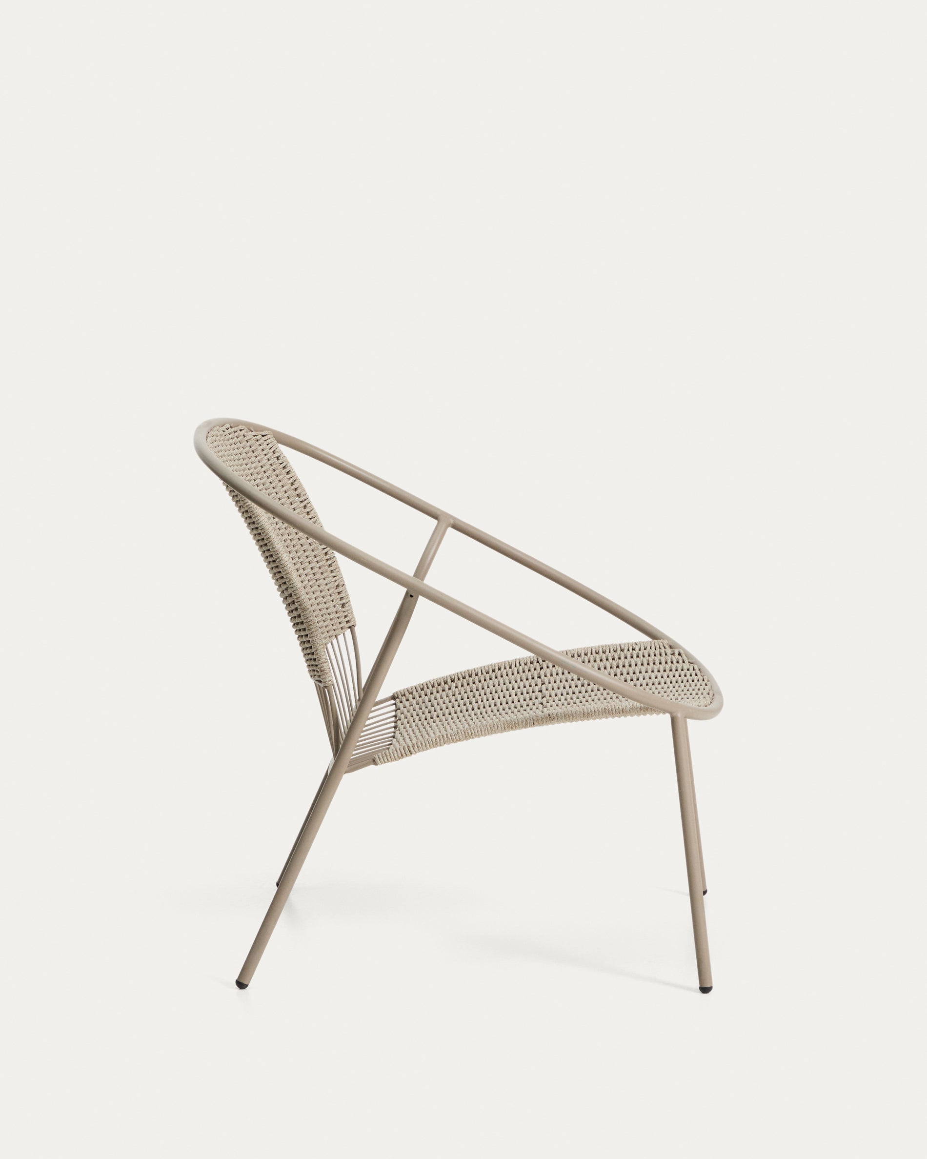 Stapelbarer Sessel Atrani aus verzinktem Stahl und taupefarbenem Seil in Taupe präsentiert im Onlineshop von KAQTU Design AG. Outdoor-Sessel ist von Kave Home