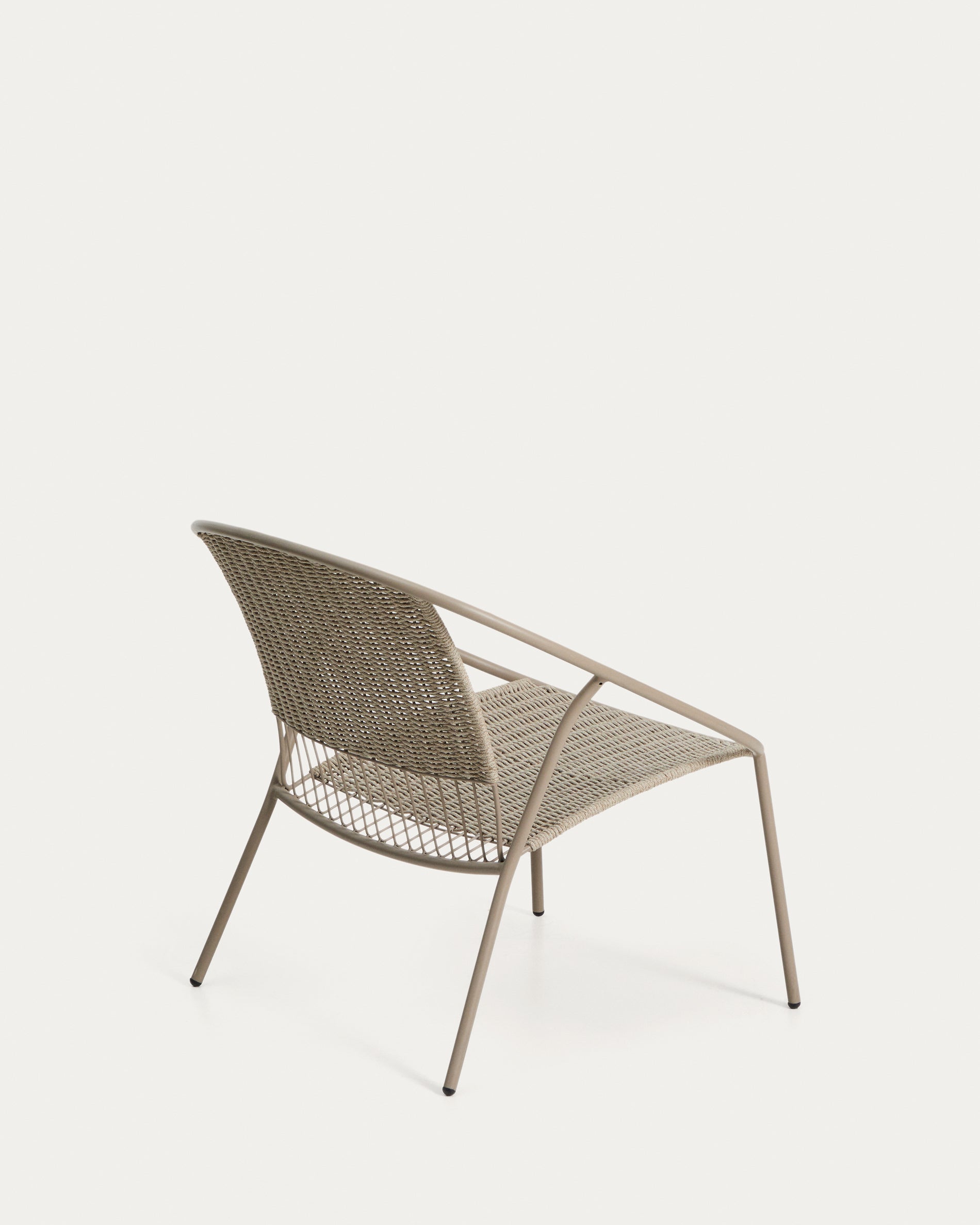 Stapelbarer Sessel Atrani aus verzinktem Stahl und taupefarbenem Seil in Taupe präsentiert im Onlineshop von KAQTU Design AG. Outdoor-Sessel ist von Kave Home
