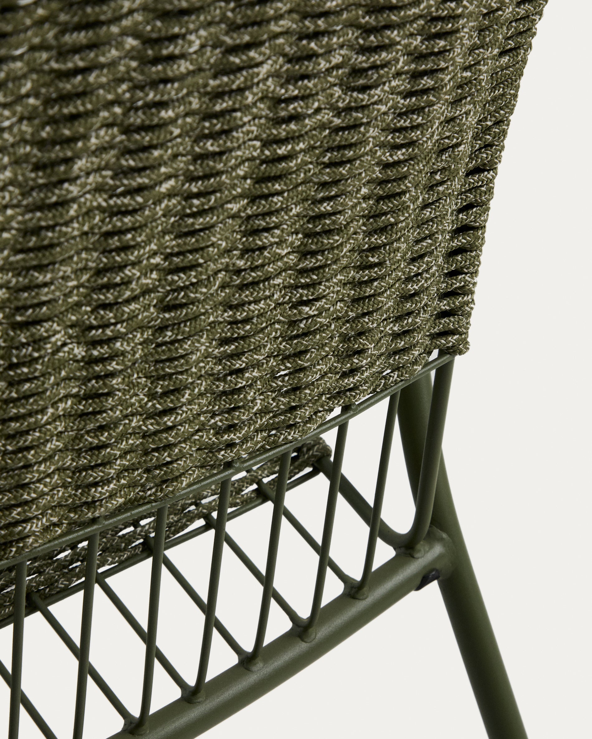 Stapelbarer Sessel Atrani aus verzinktem Stahl und grünem Seil in Dunkelgrün präsentiert im Onlineshop von KAQTU Design AG. Outdoor-Sessel ist von Kave Home